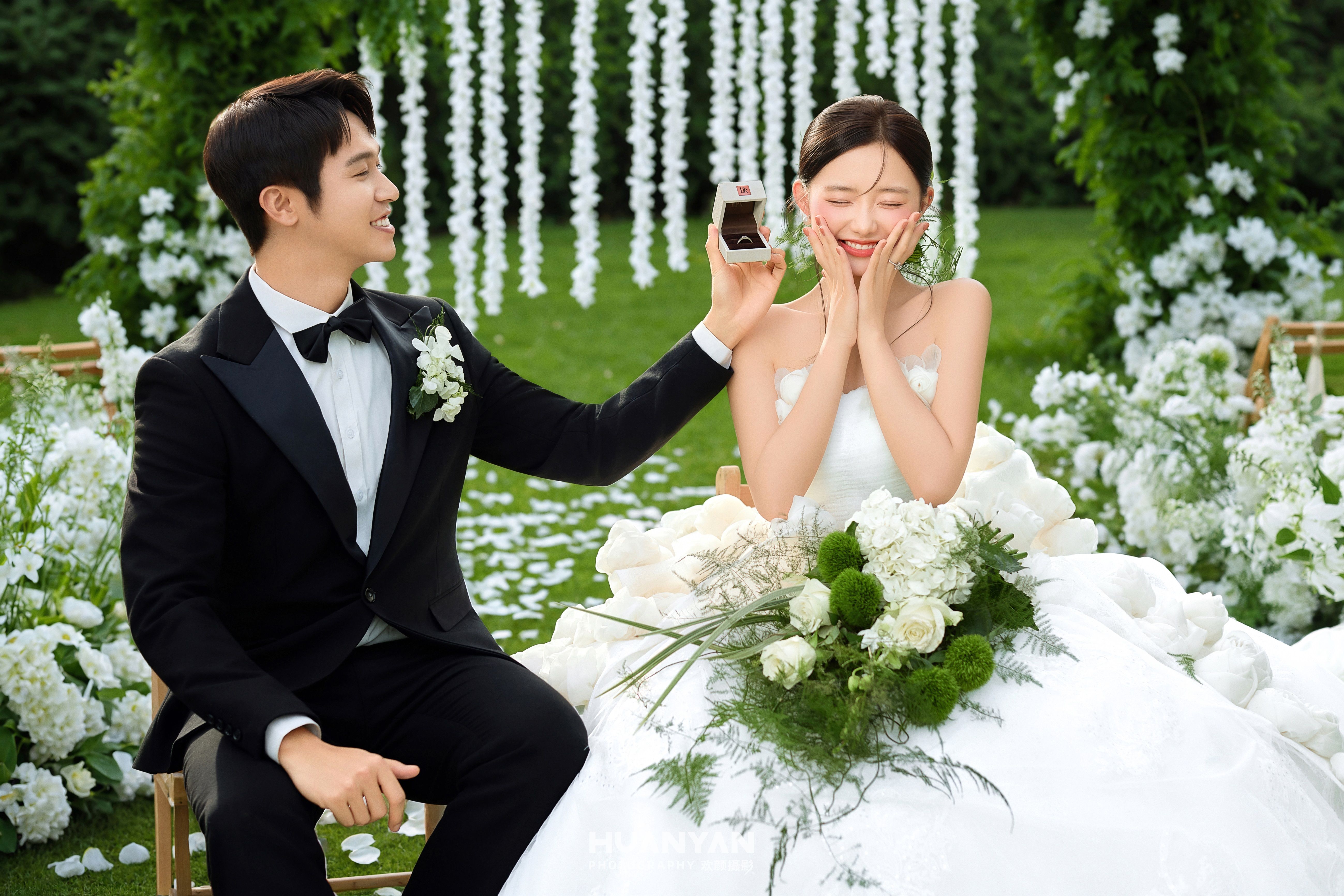 青野告白客片第7张｜高级感风婚纱照，摄于草地