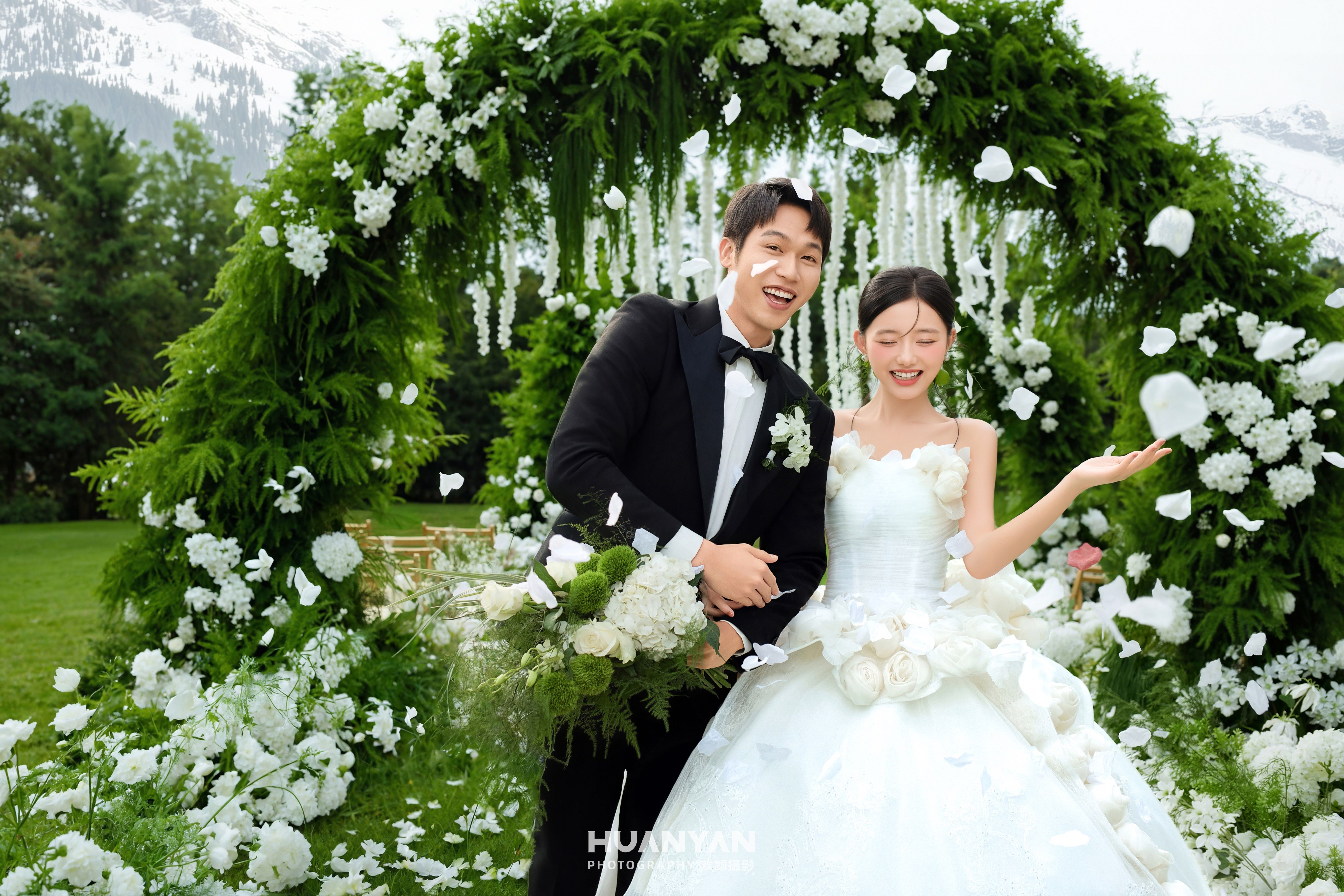 高级感风婚纱照 · 草地场景 · 青野告白客片