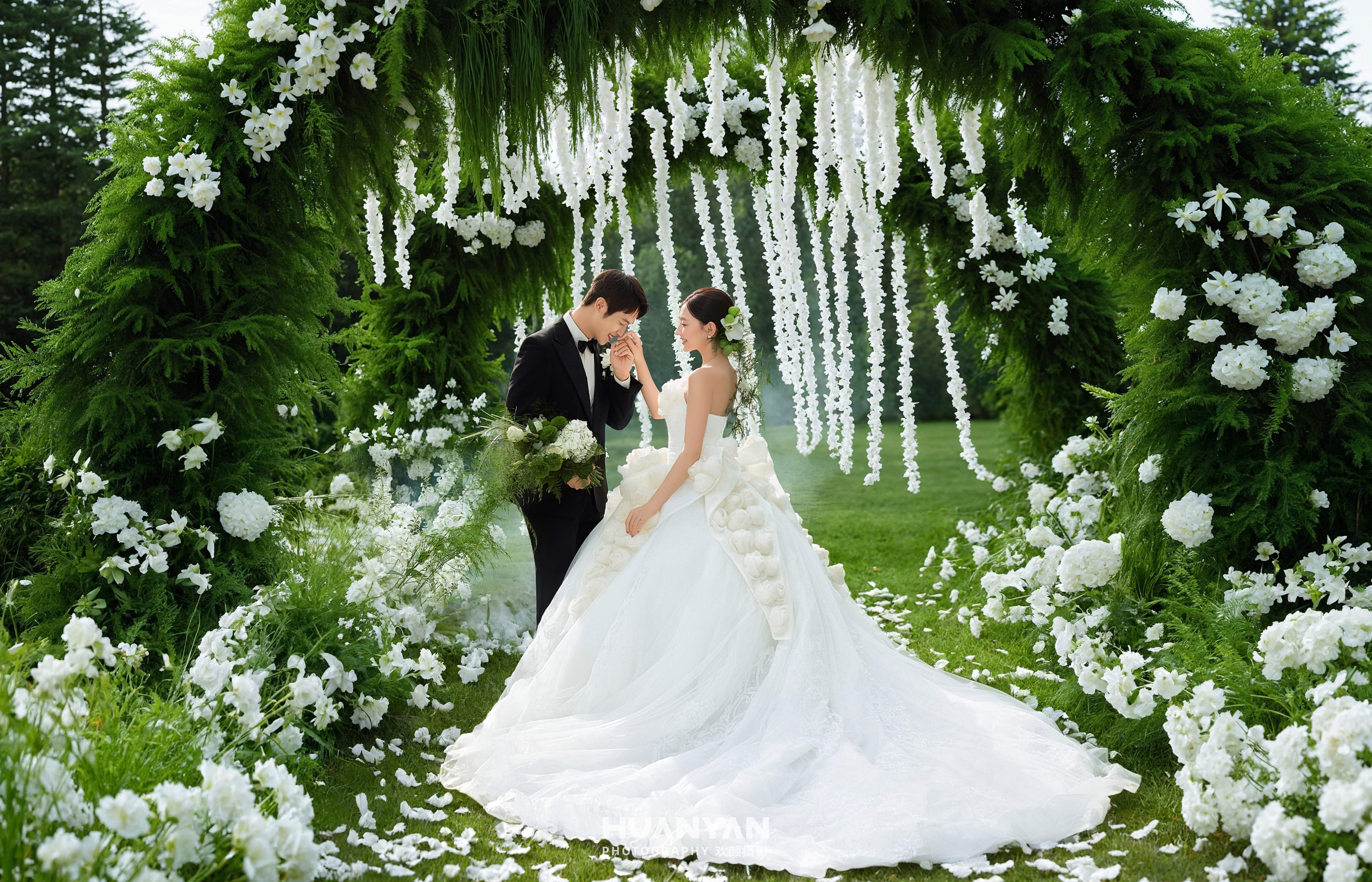 青野告白客片第11张｜高级感风婚纱照，摄于草地