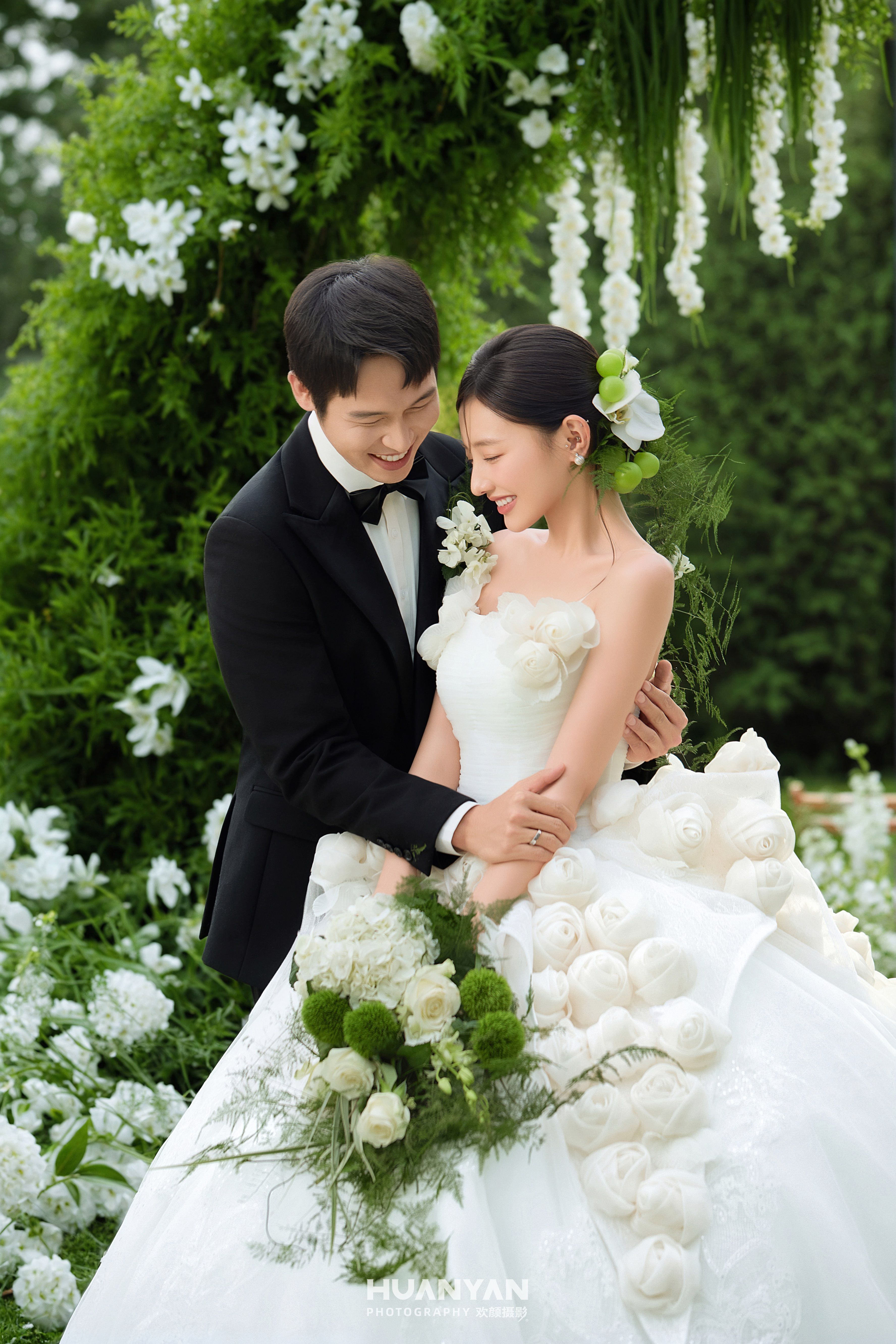 青野告白：高级感风婚纱照草地实拍