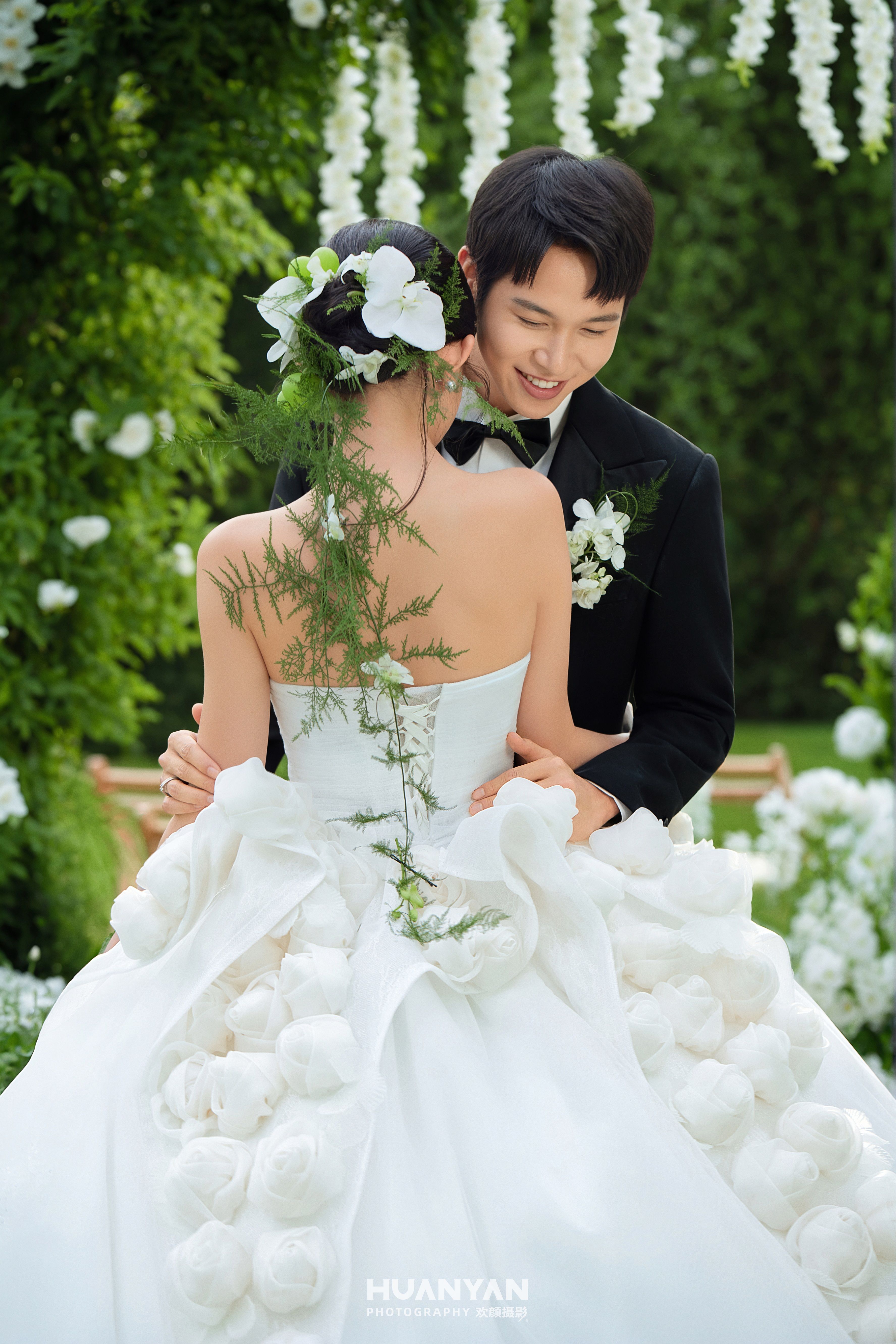 高级感风婚纱照 · 草地场景 · 青野告白客片