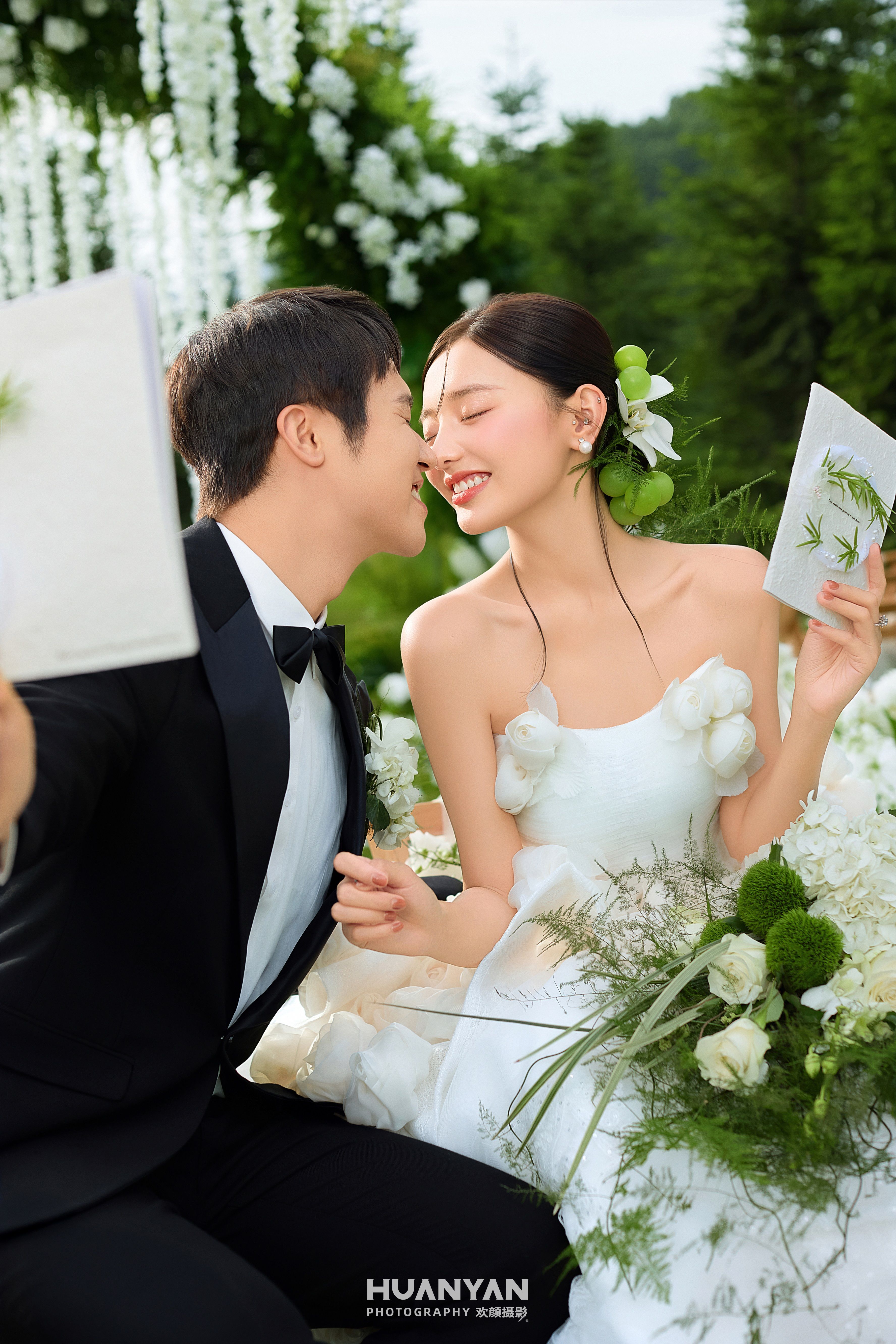 青野告白客片第3张｜高级感风婚纱照，摄于草地