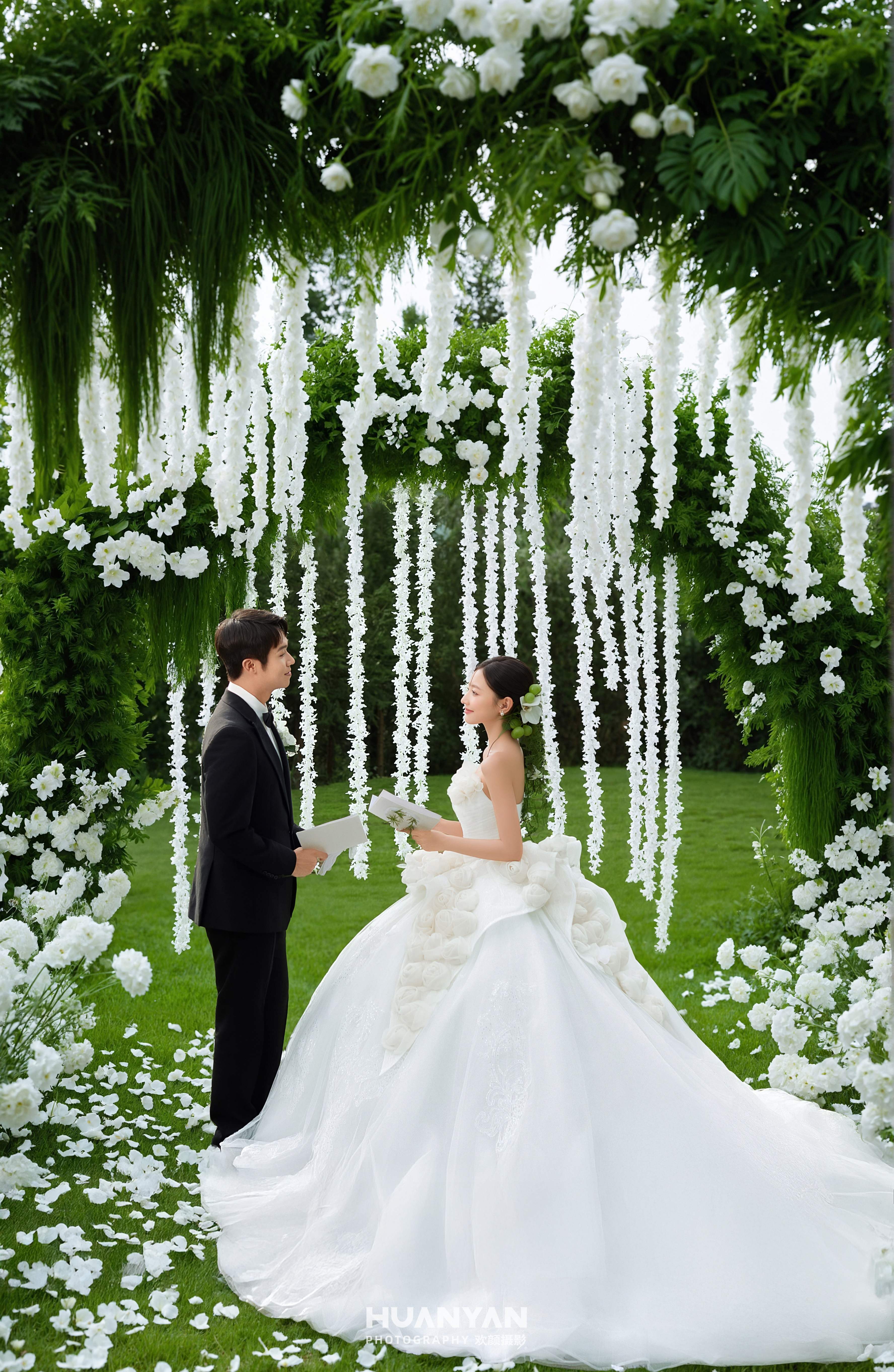 高级感风婚纱照 · 草地场景 · 青野告白客片