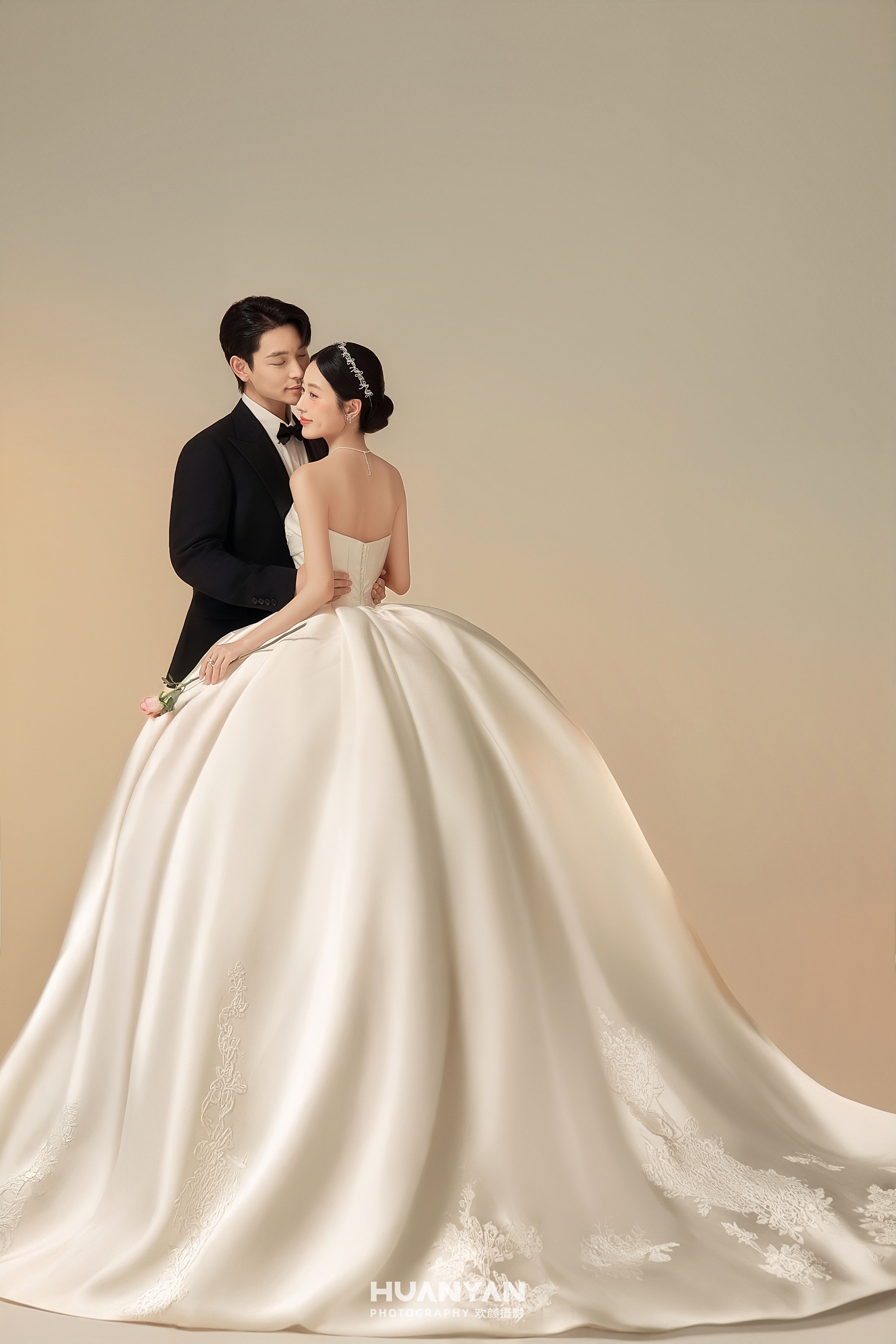 爱意满盈客片第11张｜高级感风婚纱照，摄于南法庄园