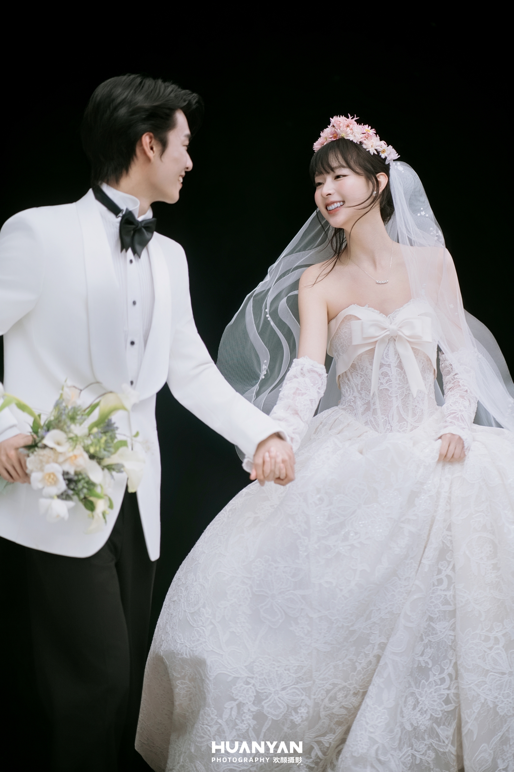 柔光叙事客片第3张｜轻氧风婚纱照，摄于室内