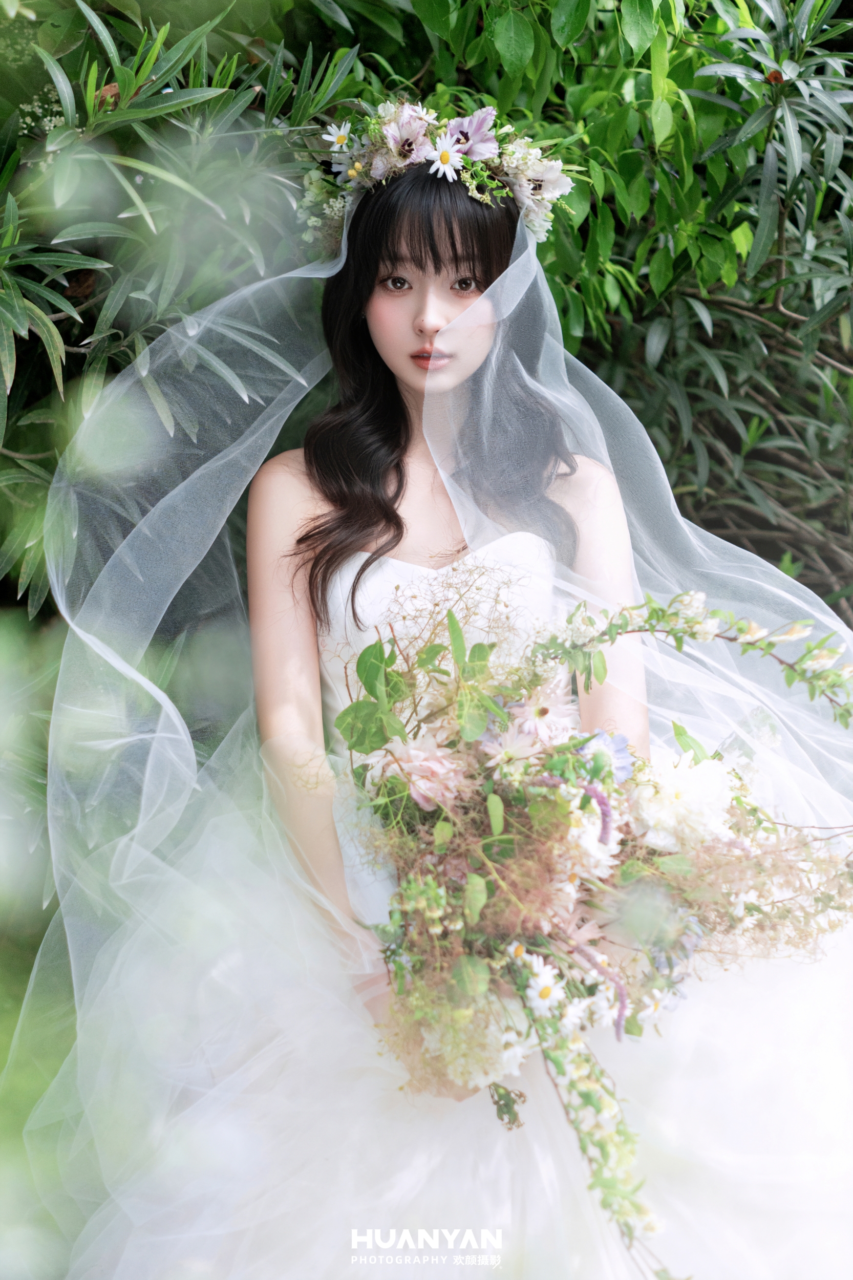 草坪与花海婚纱照怎么拍？季节、配色与坐姿全解