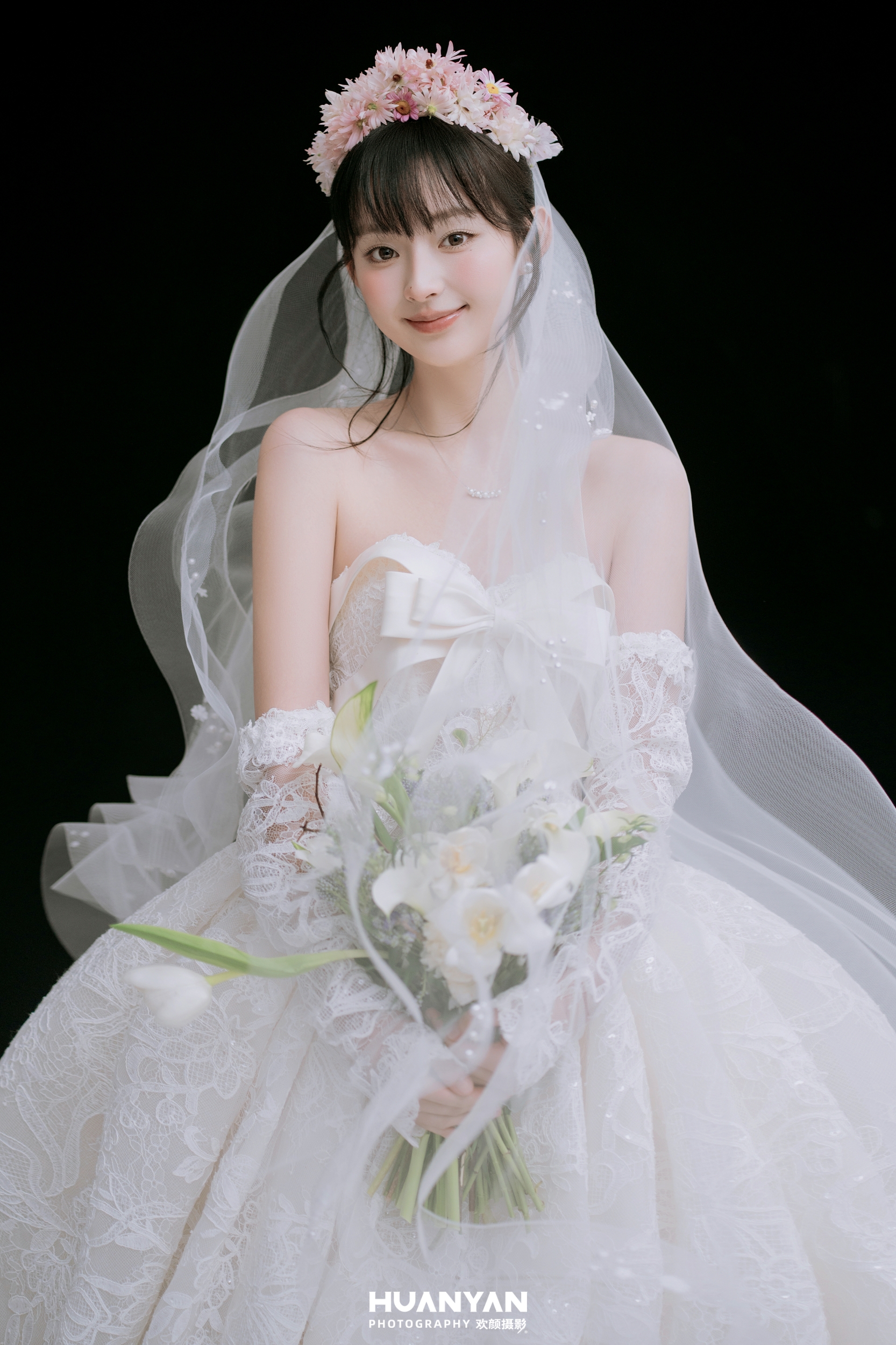 柔光叙事客片第11张｜轻氧风婚纱照，摄于室内