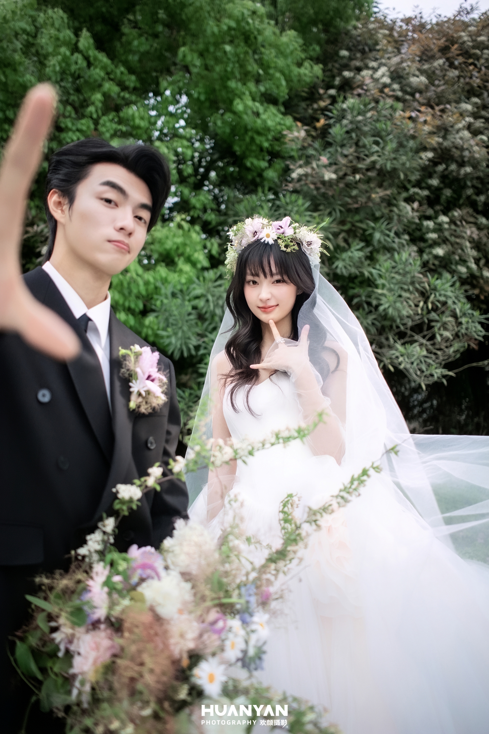 森屿私语客片第3张｜轻氧风婚纱照，摄于草地