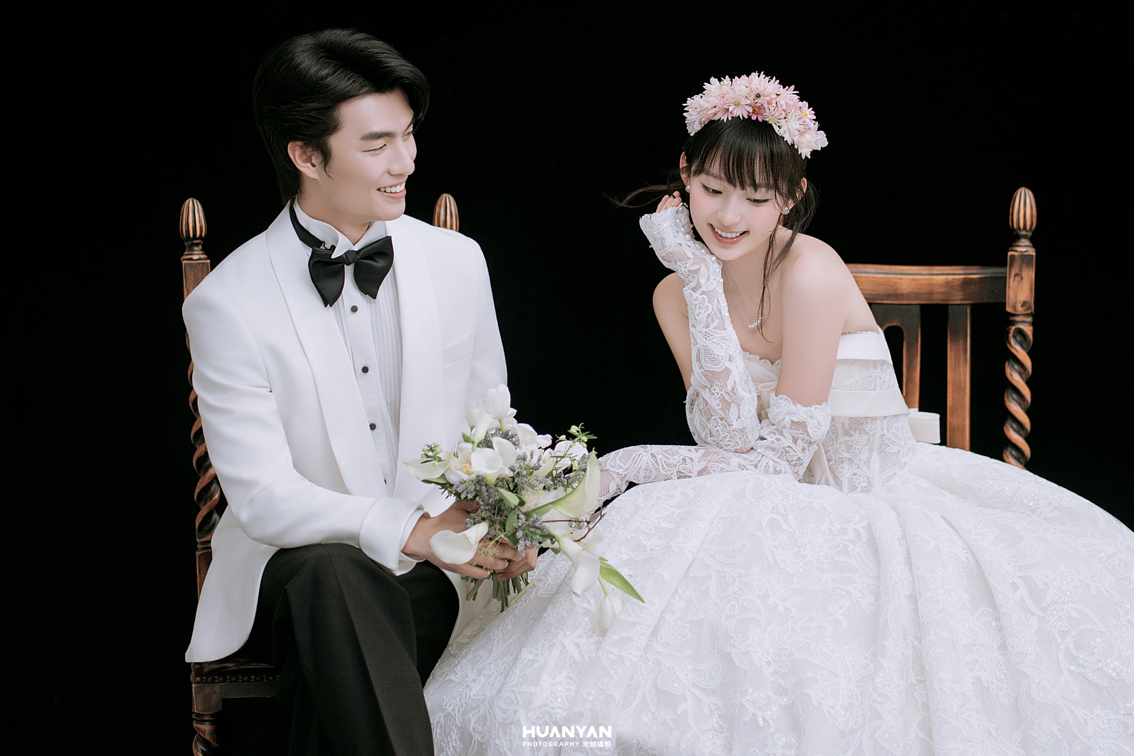 柔光叙事客片第7张｜轻氧风婚纱照，摄于室内