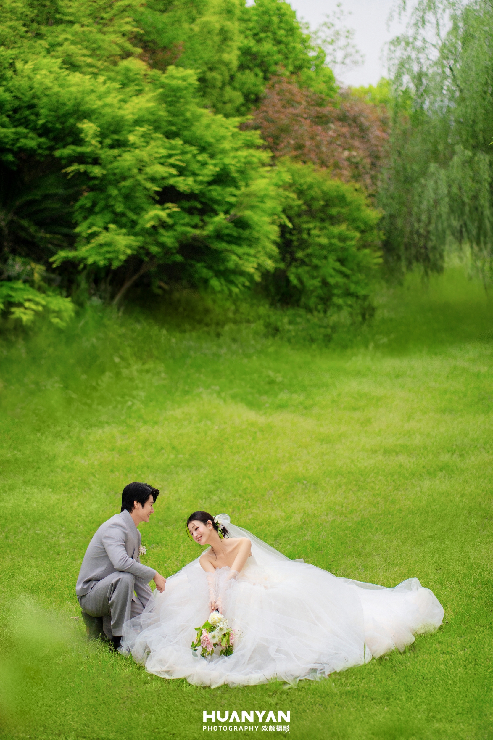 绿野嬉花：轻氧风婚纱照草地实拍