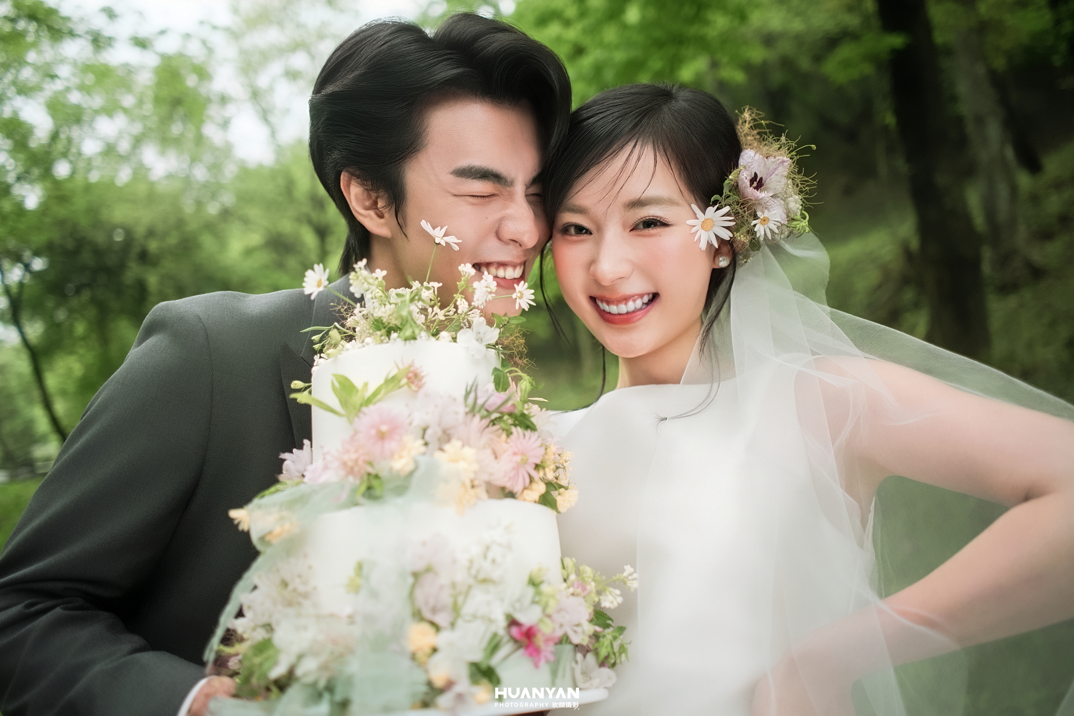 森屿漫光：轻氧风婚纱照草地实拍
