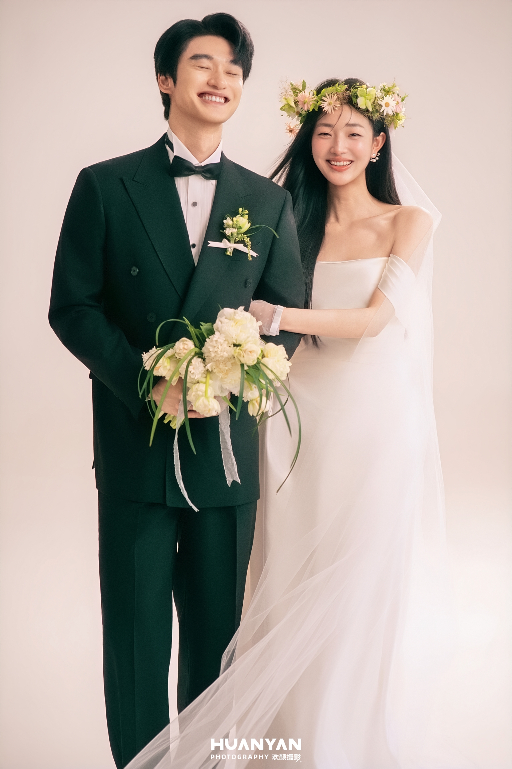 粉雾甜序：简约风婚纱照室内实拍
