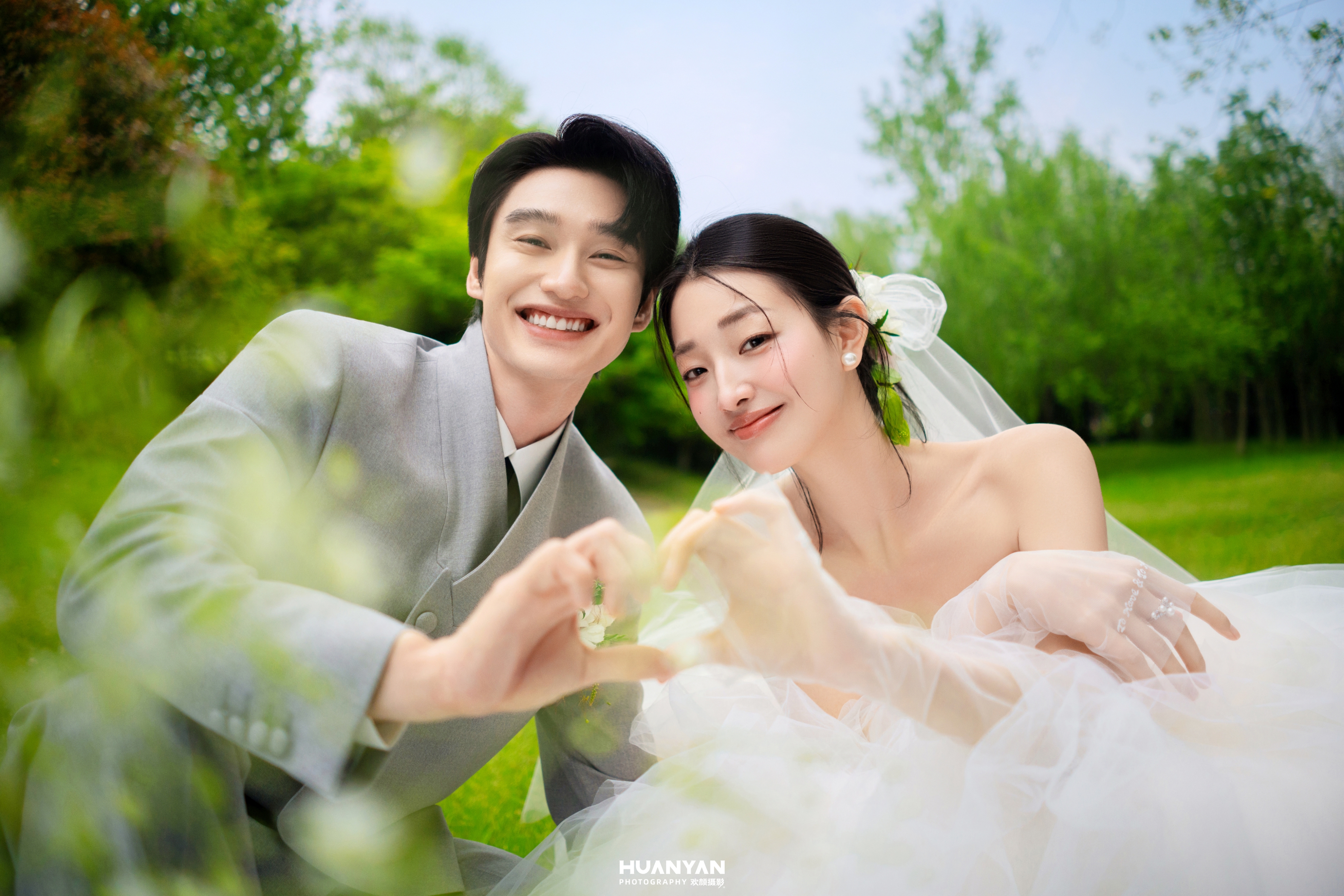 绿野嬉花客片第11张｜轻氧风婚纱照，摄于草地