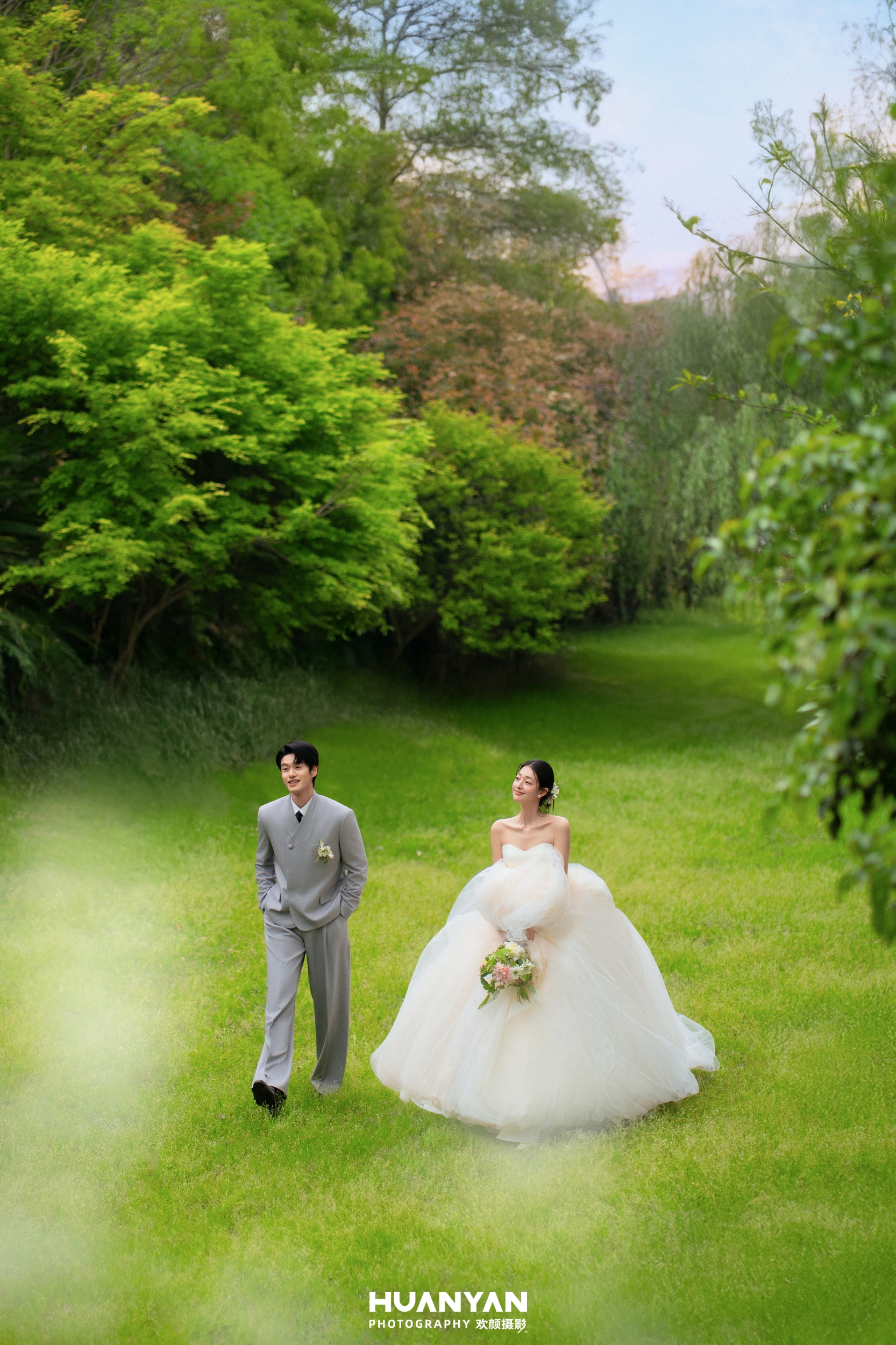 绿野嬉花客片第7张｜轻氧风婚纱照，摄于草地