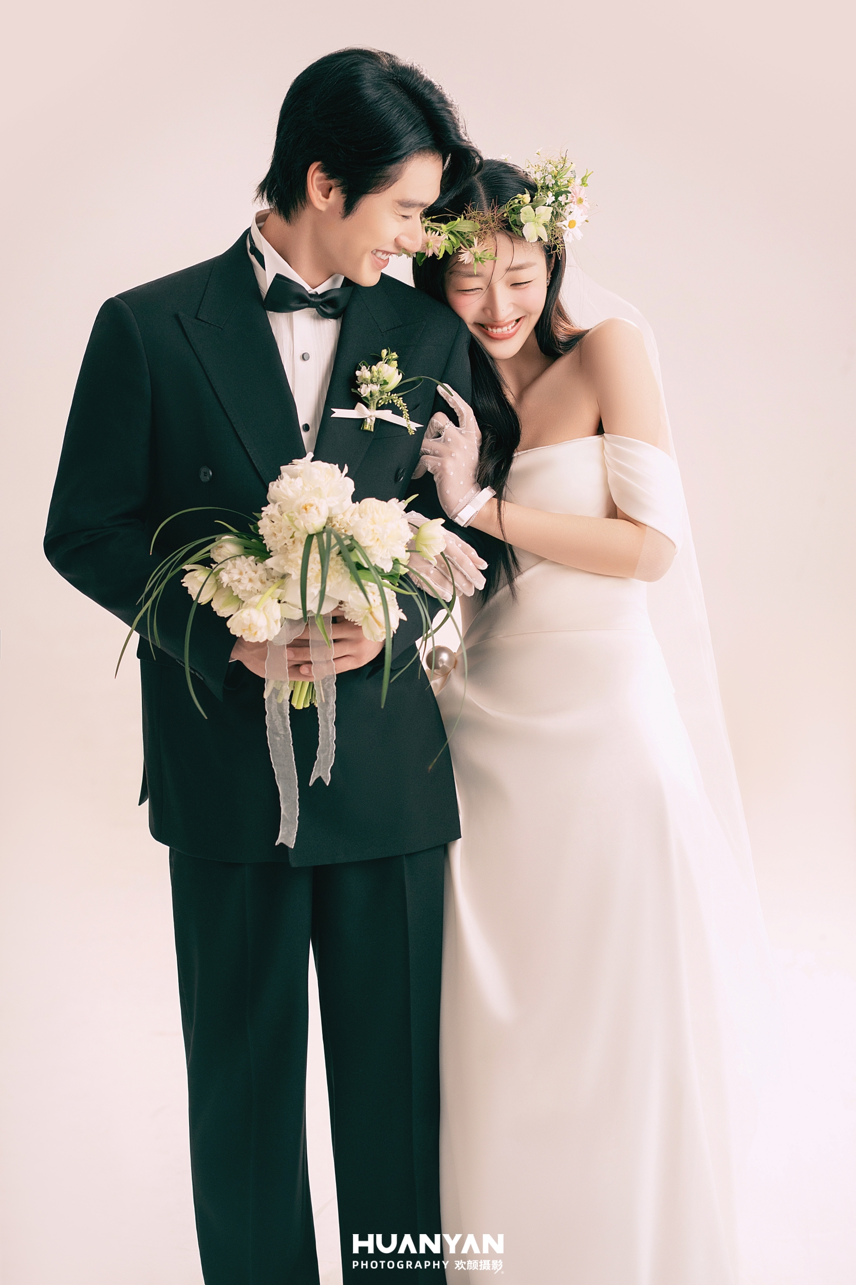粉雾甜序：简约风婚纱照室内实拍