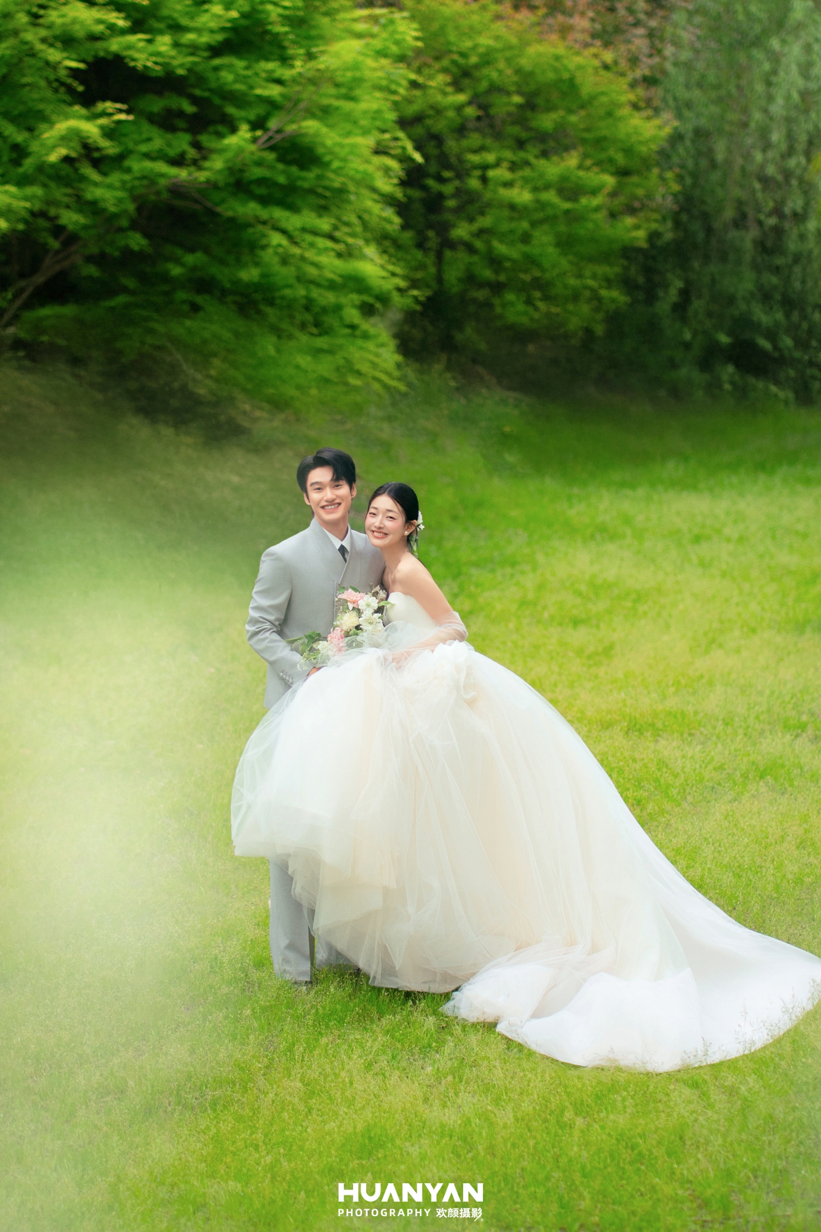 绿野嬉花：轻氧风婚纱照草地实拍