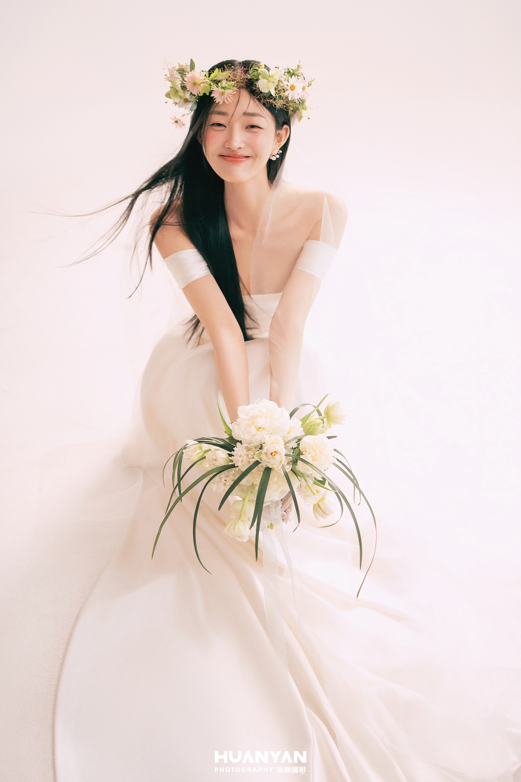 粉雾甜序客片第7张｜简约风婚纱照，摄于室内