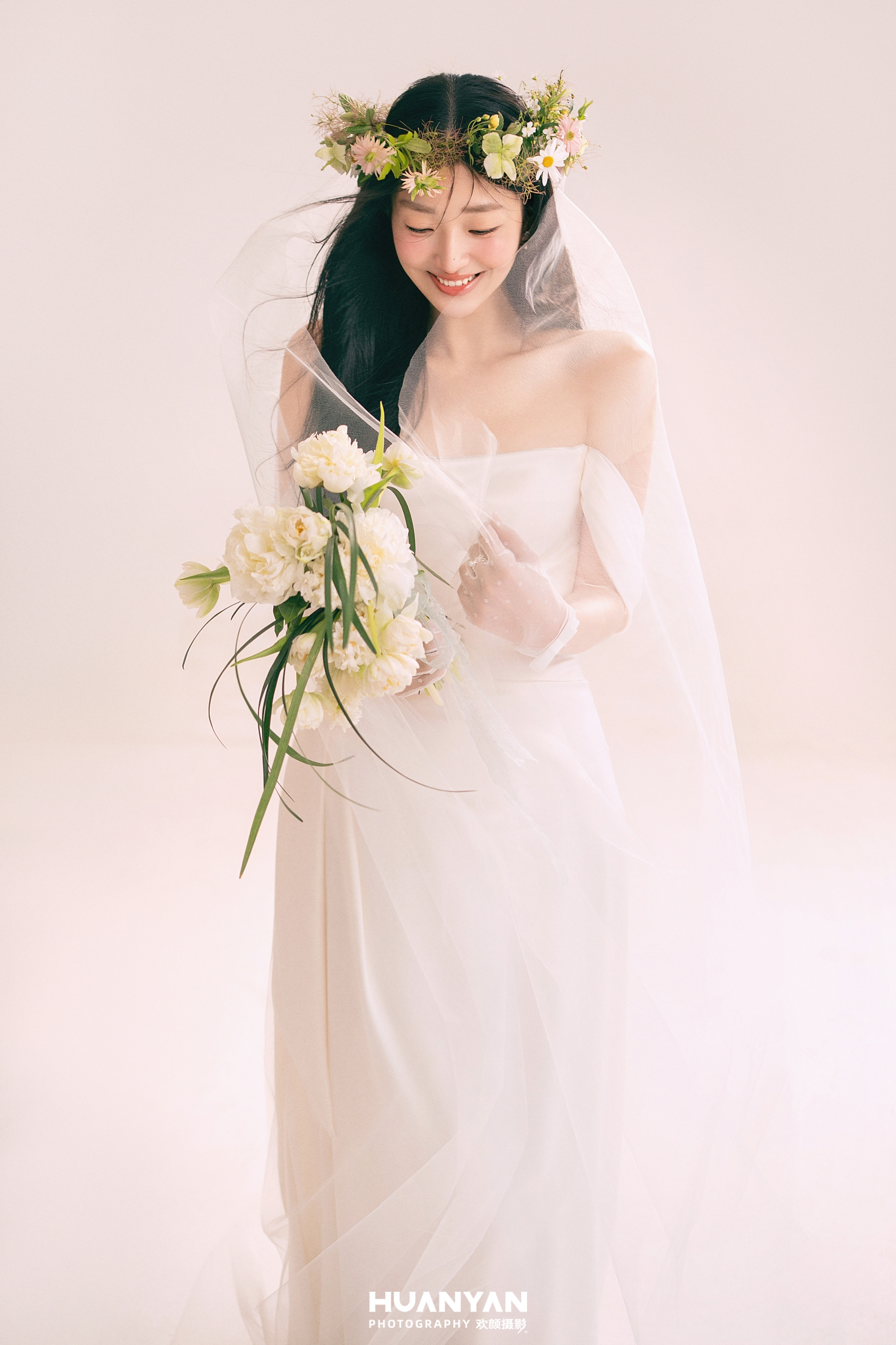 室内简约风婚纱照实拍（粉雾甜序系列）