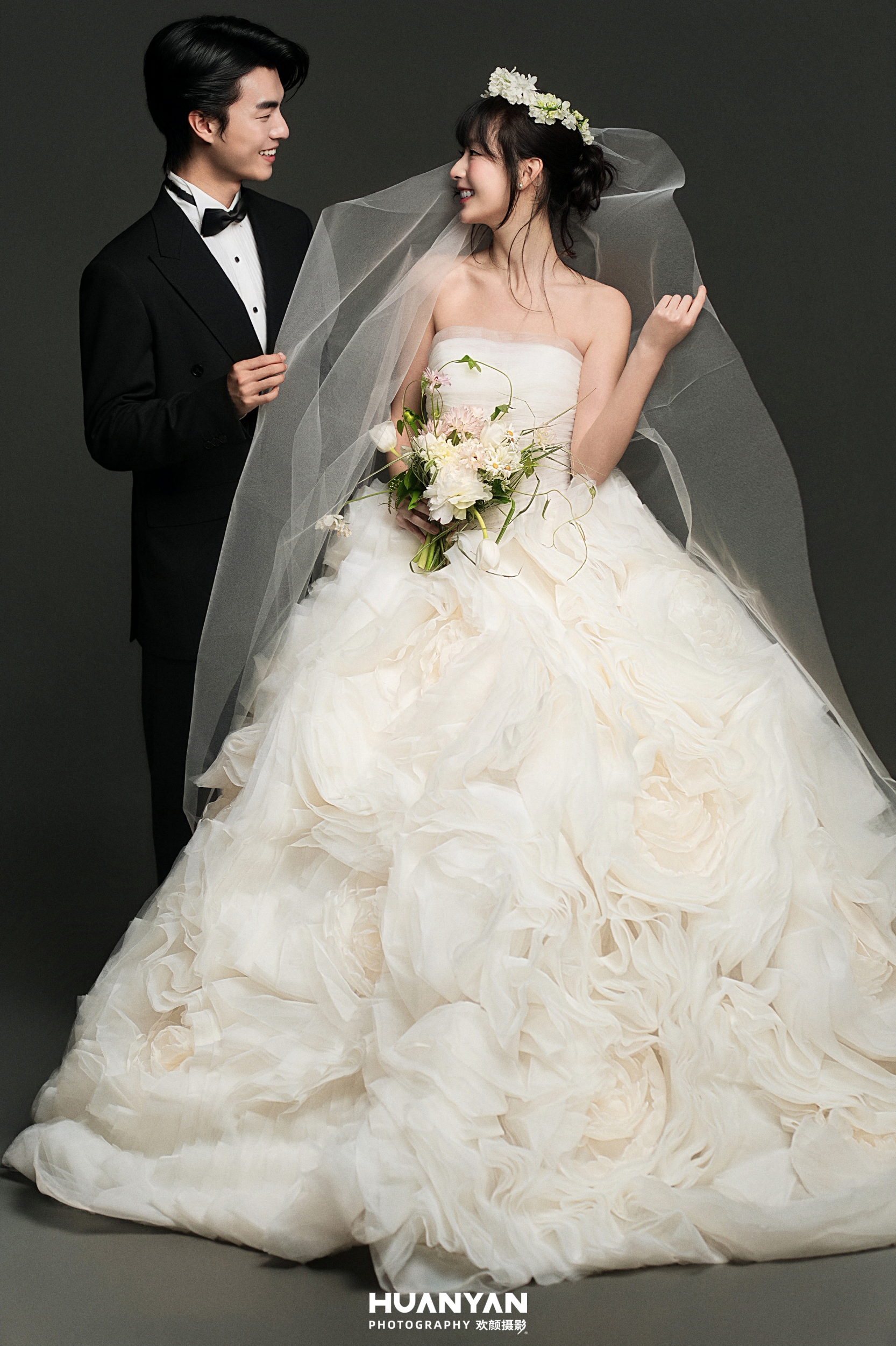 云间甜梦客片第3张｜高级感风婚纱照，摄于室内
