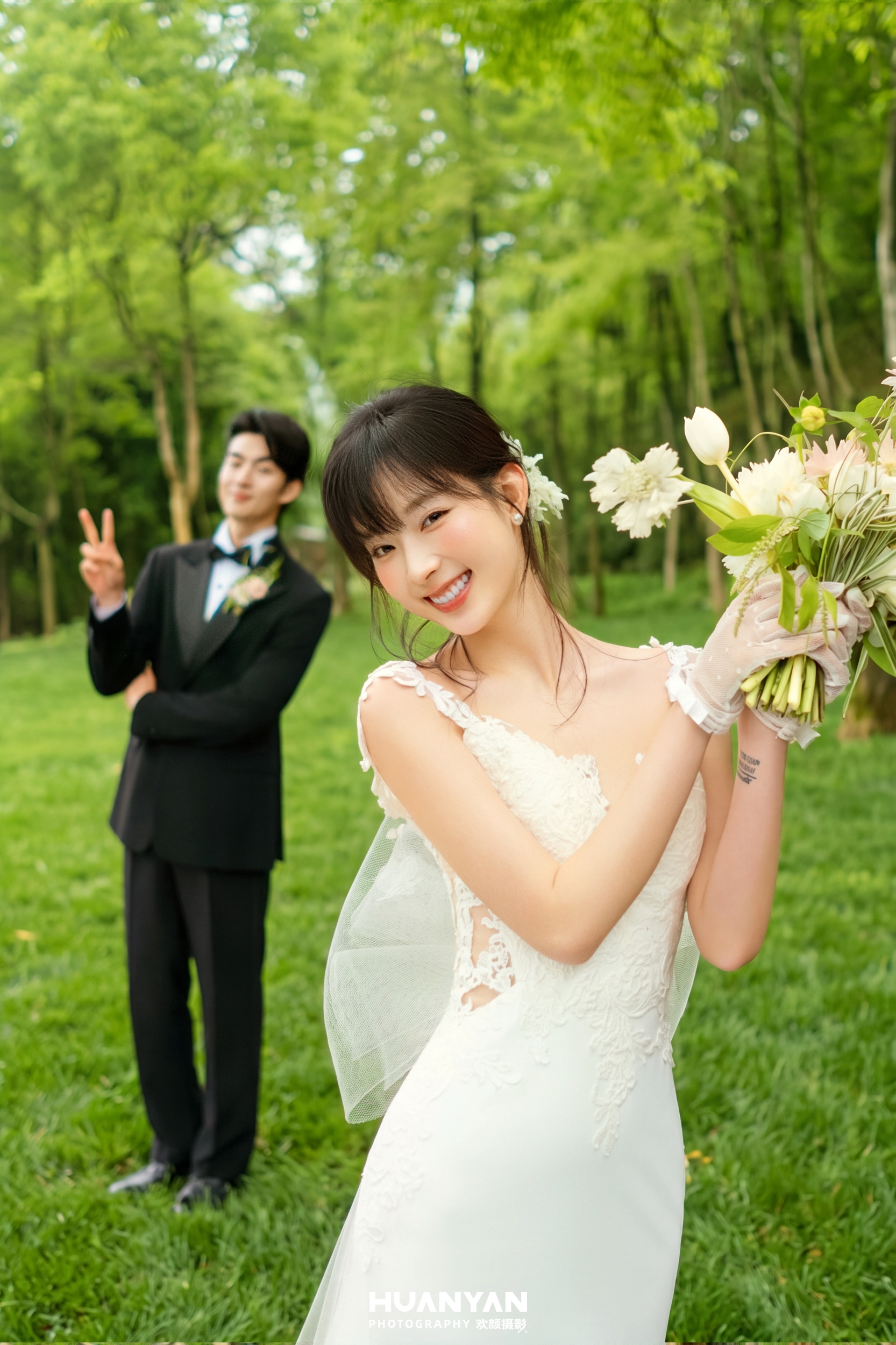 森屿：轻氧风婚纱照草地实拍