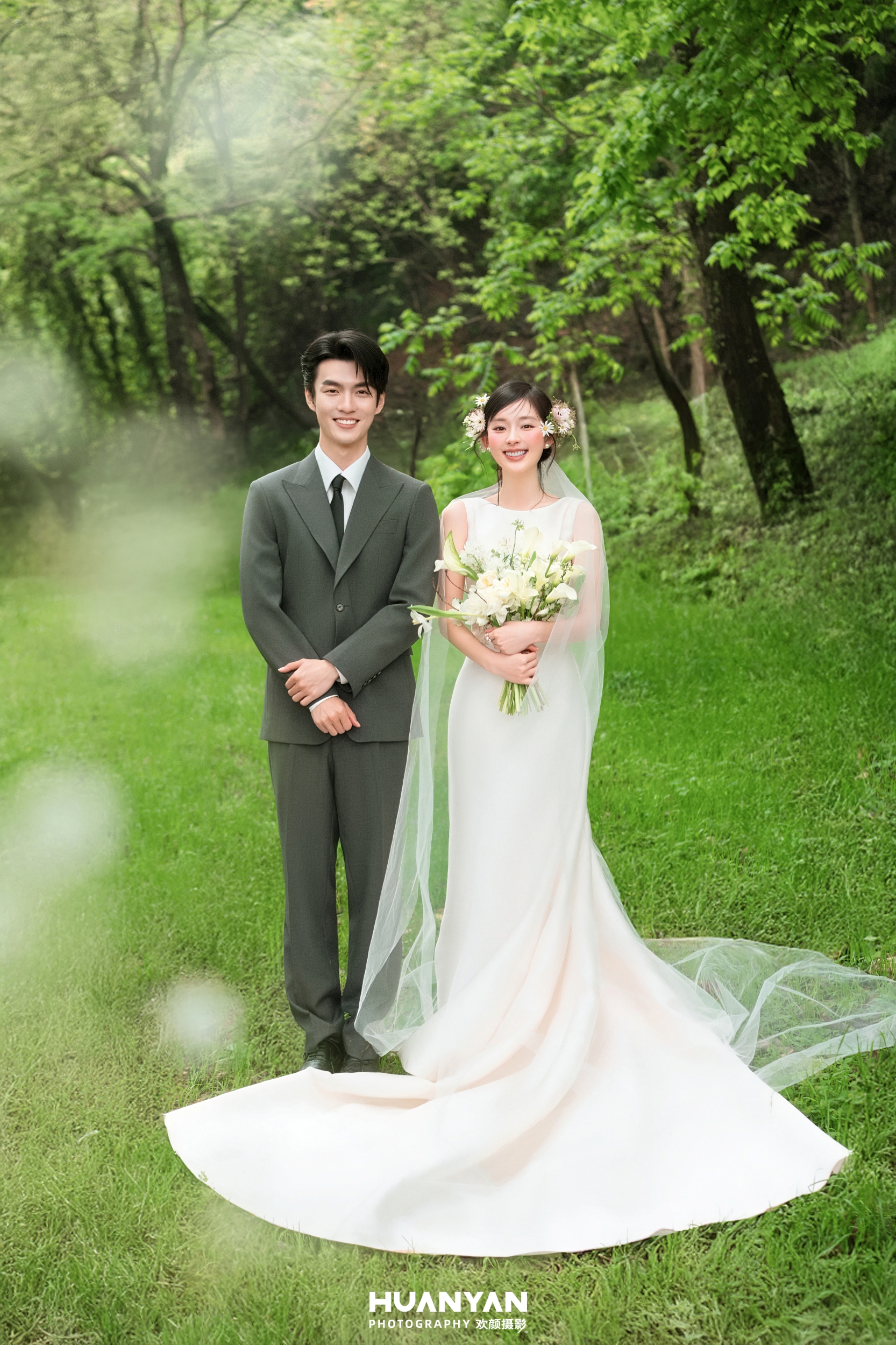 森屿漫光客片第15张｜轻氧风婚纱照，摄于草地