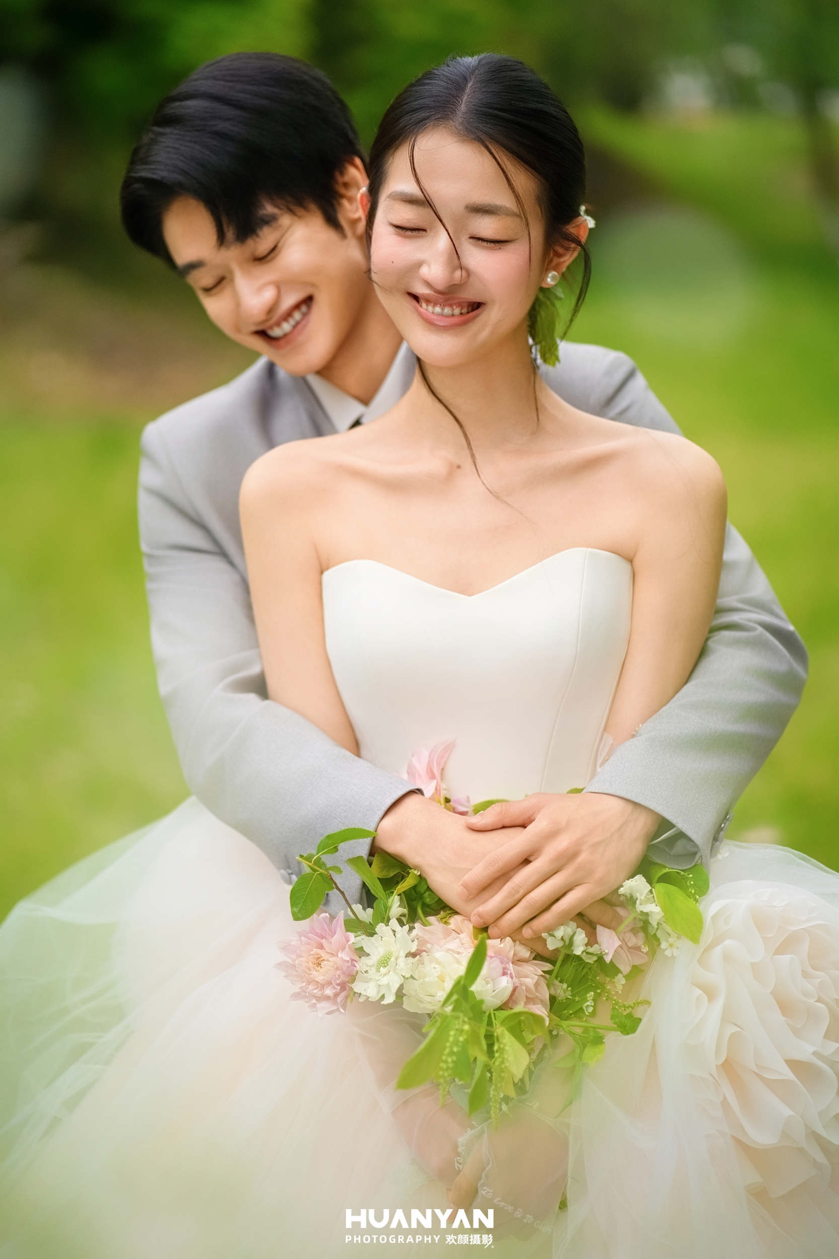 绿野嬉花：轻氧风婚纱照草地实拍
