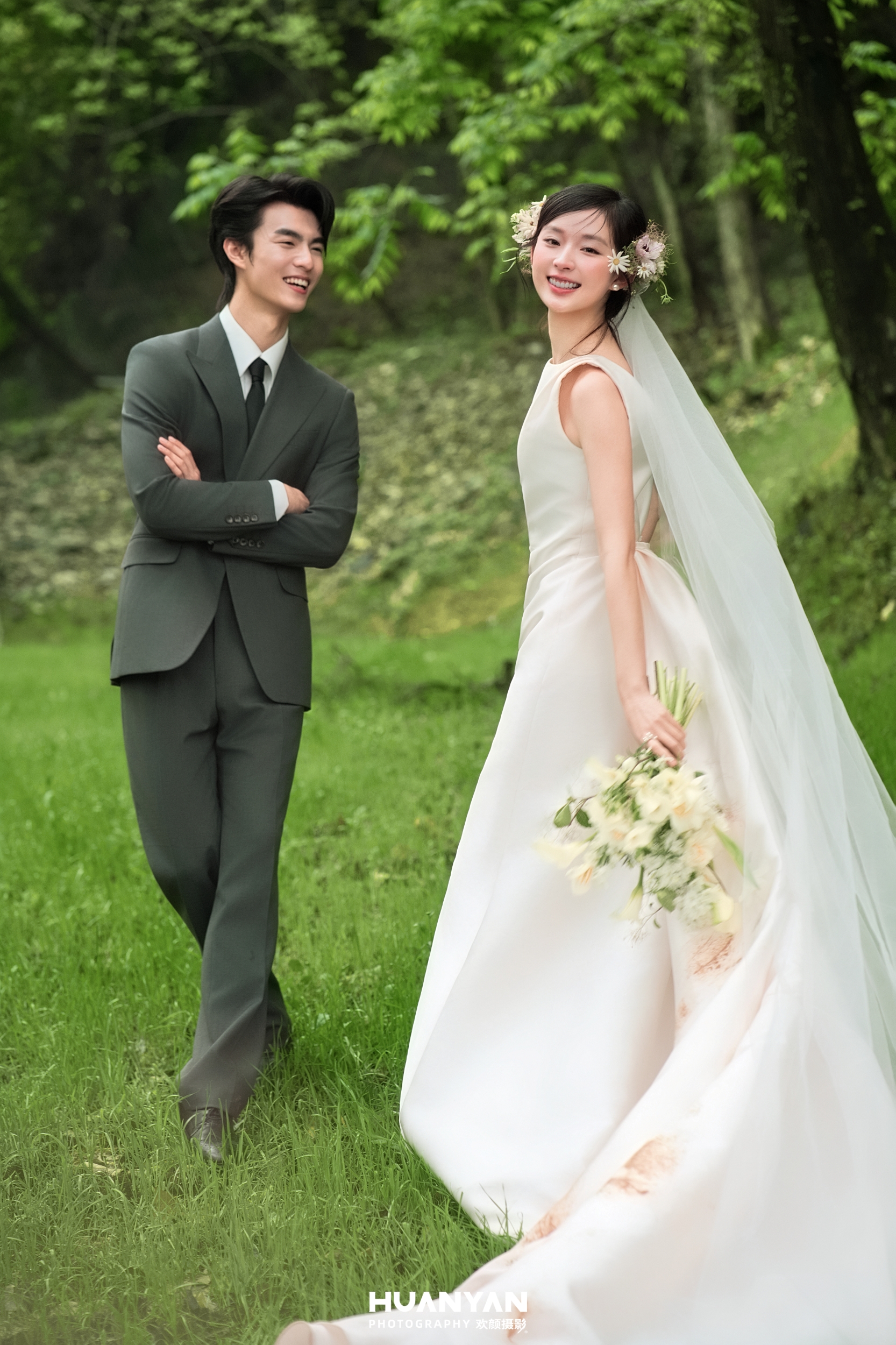森屿漫光：轻氧风婚纱照草地实拍