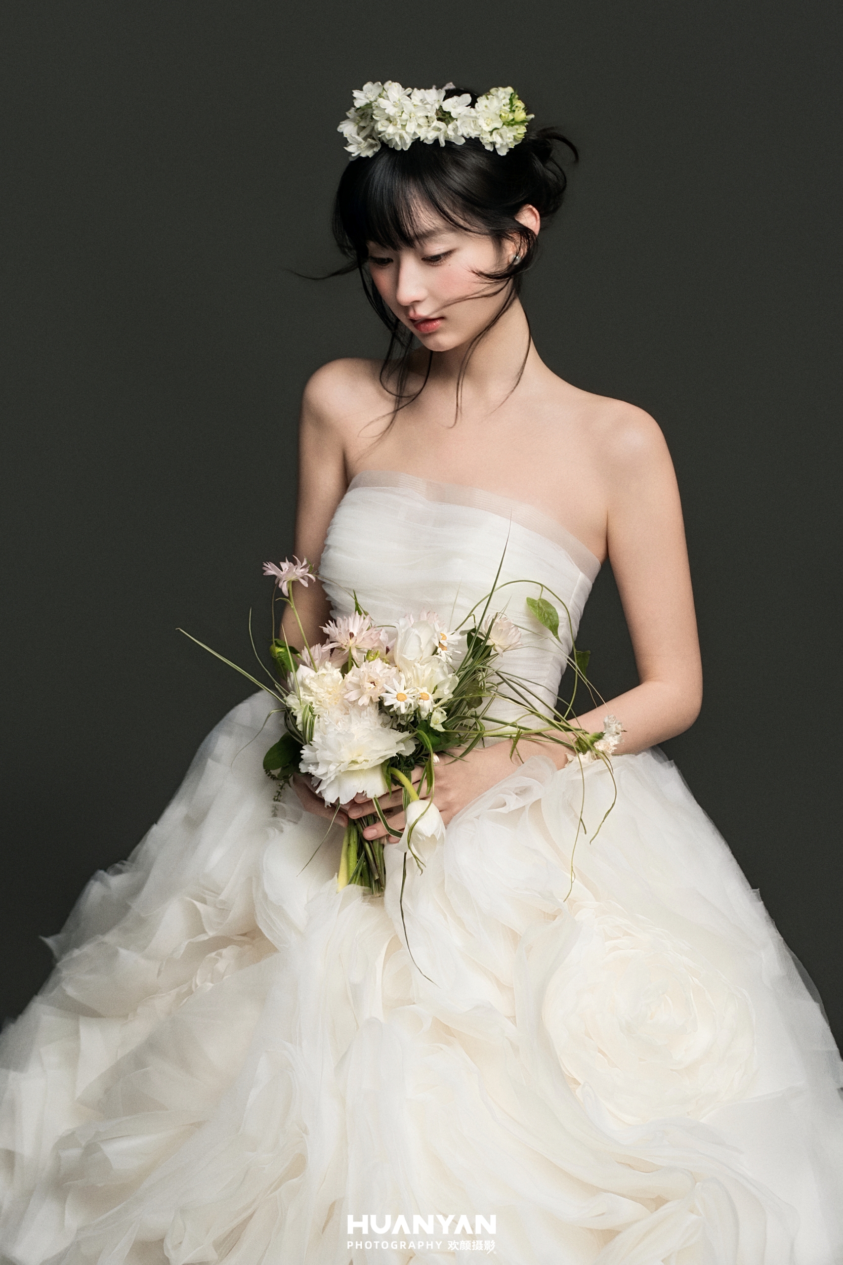 云间甜梦客片第7张｜高级感风婚纱照，摄于室内