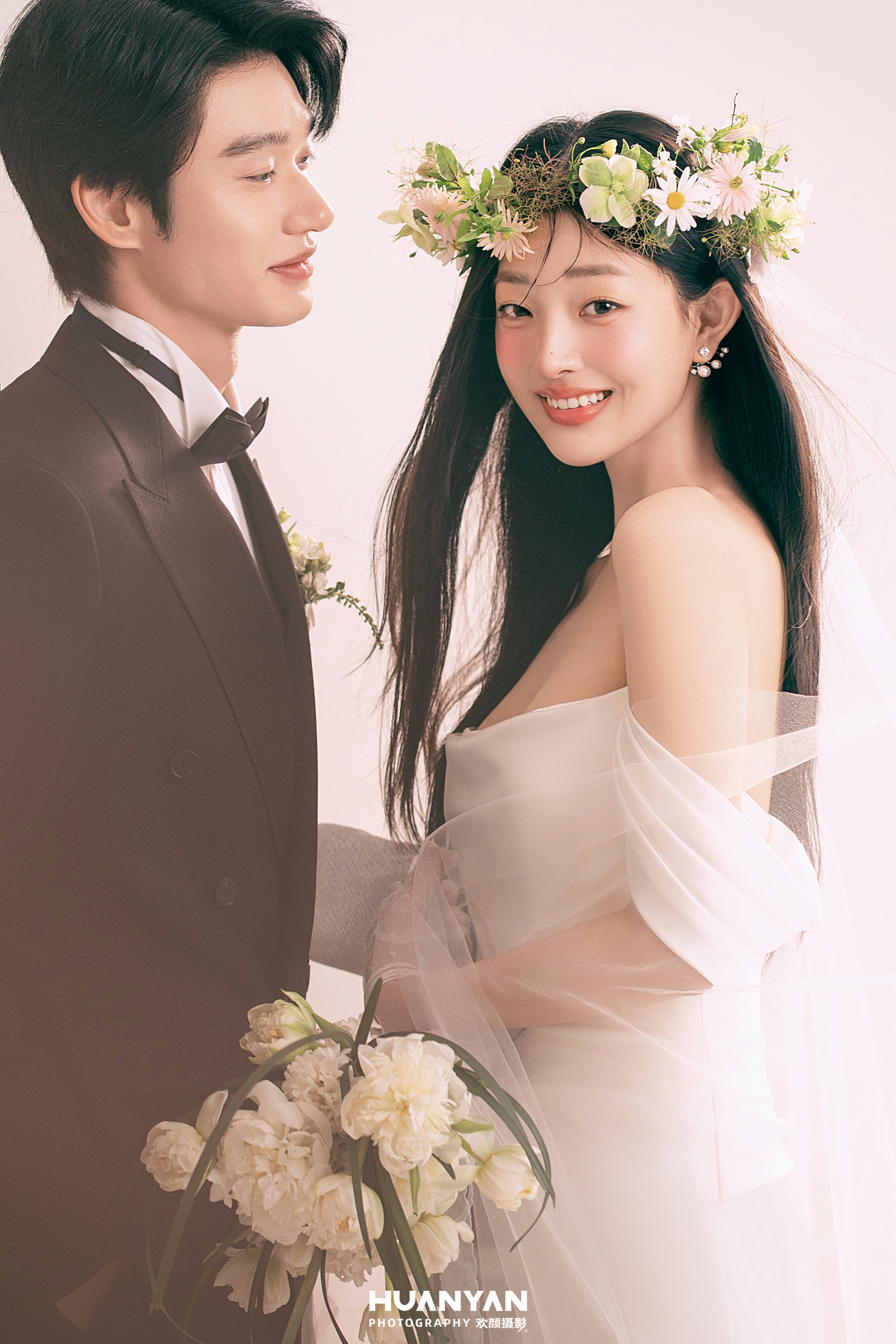 粉雾甜序客片第3张｜简约风婚纱照，摄于室内