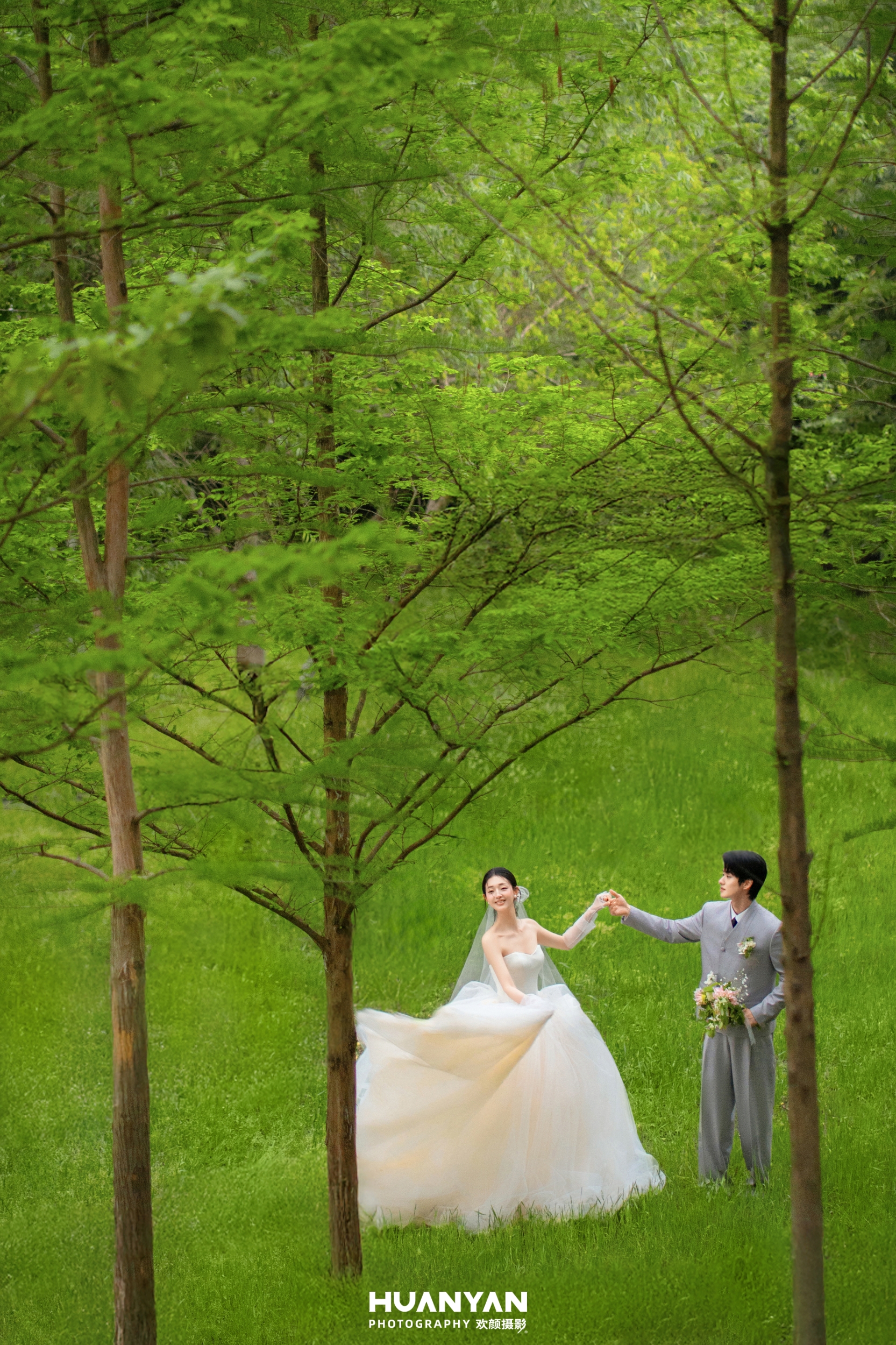 草地轻氧风婚纱照实拍（绿野嬉花系列）