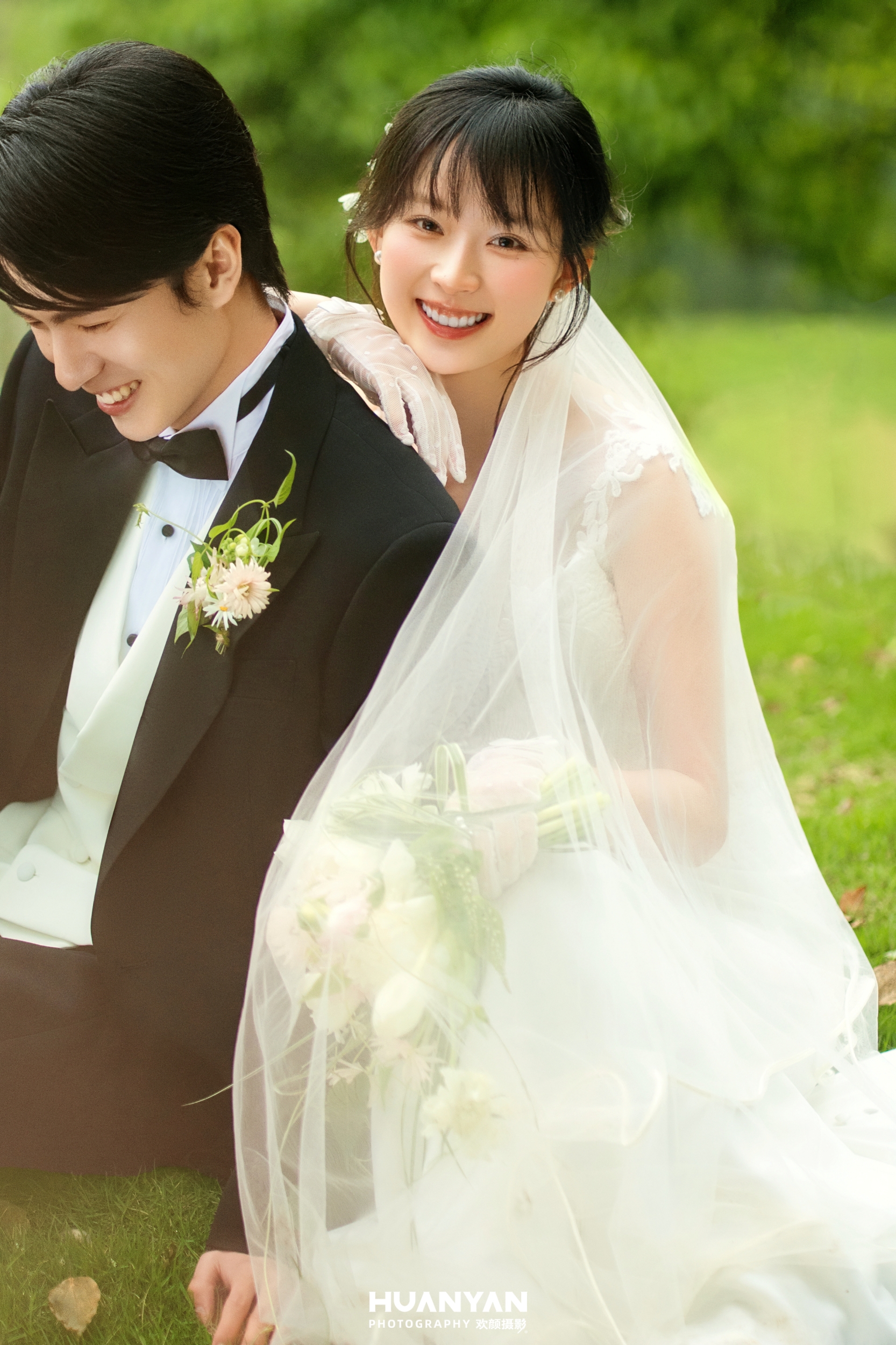 森屿：轻氧风婚纱照草地实拍