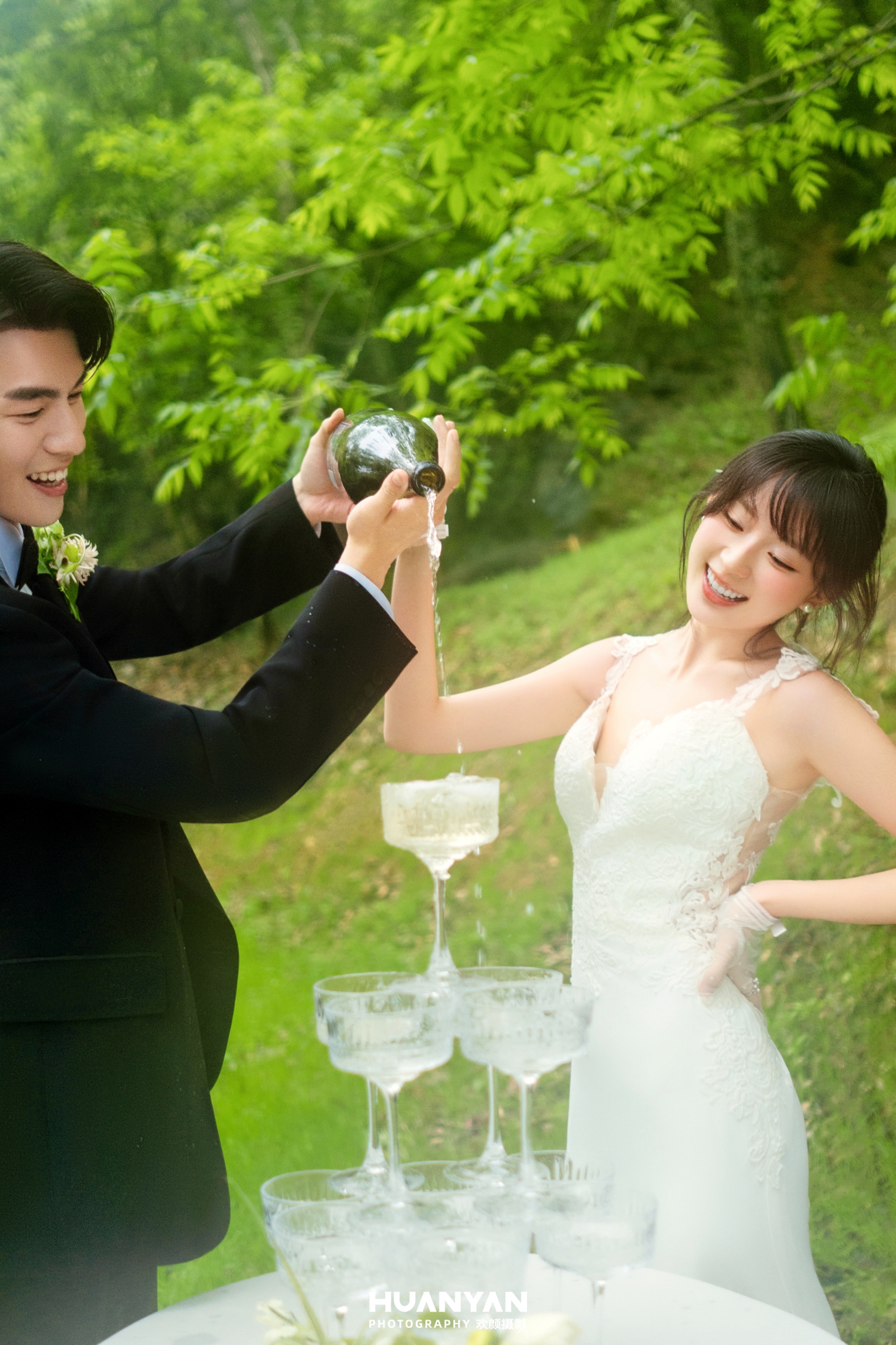 森屿：轻氧风婚纱照草地实拍