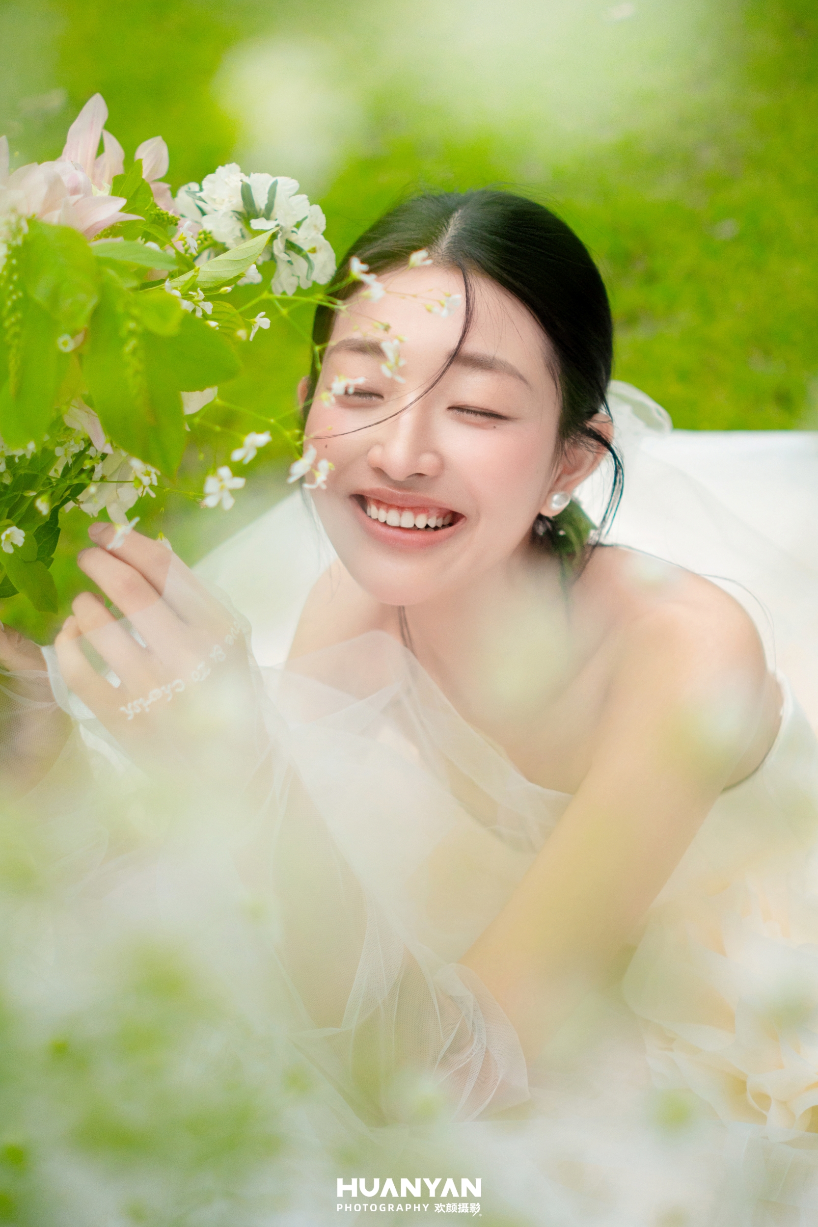 轻氧风婚纱照 · 草地场景 · 绿野嬉花客片