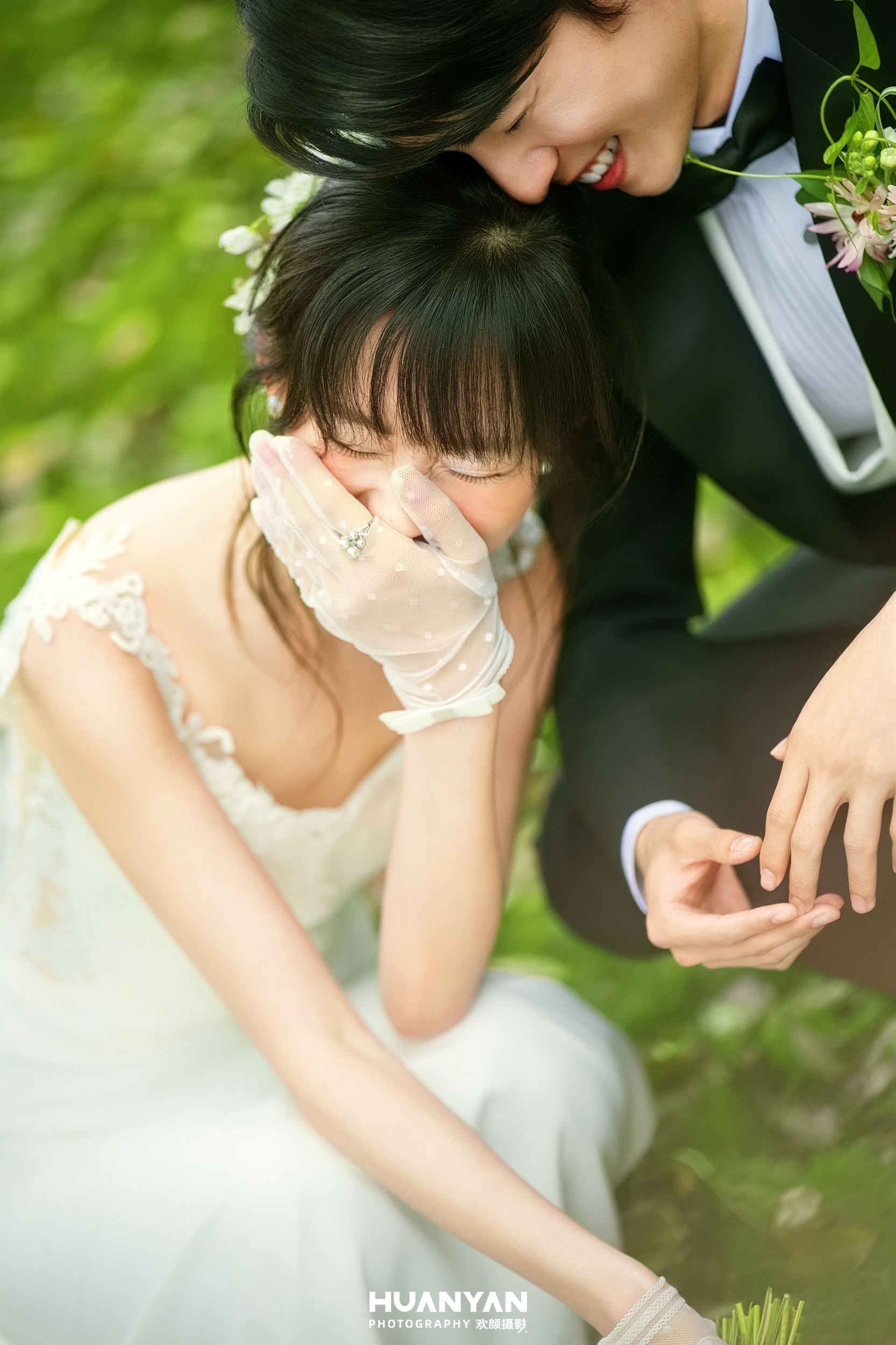 森屿：轻氧风婚纱照草地实拍