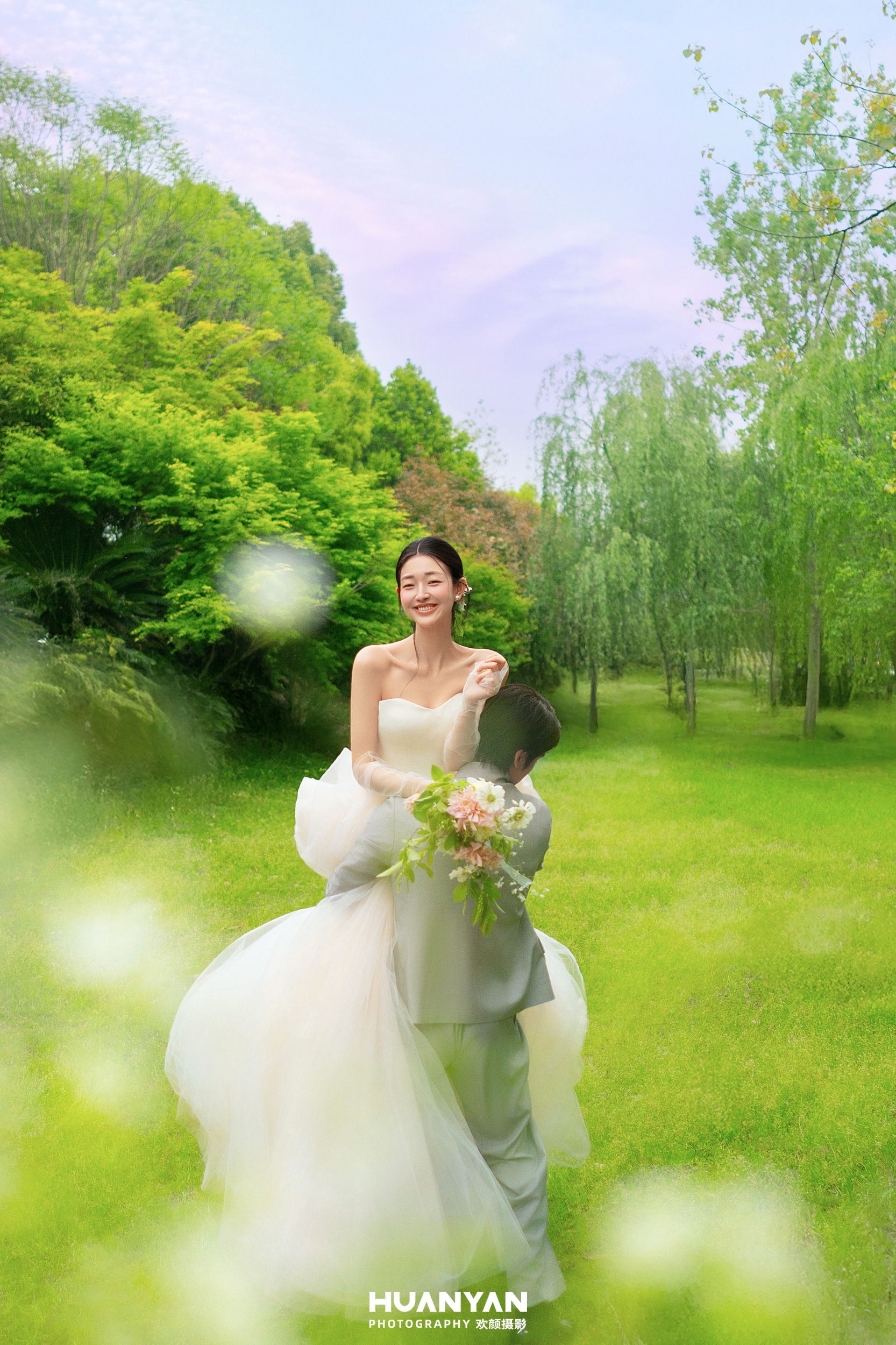 轻氧风婚纱照 · 草地场景 · 绿野嬉花客片