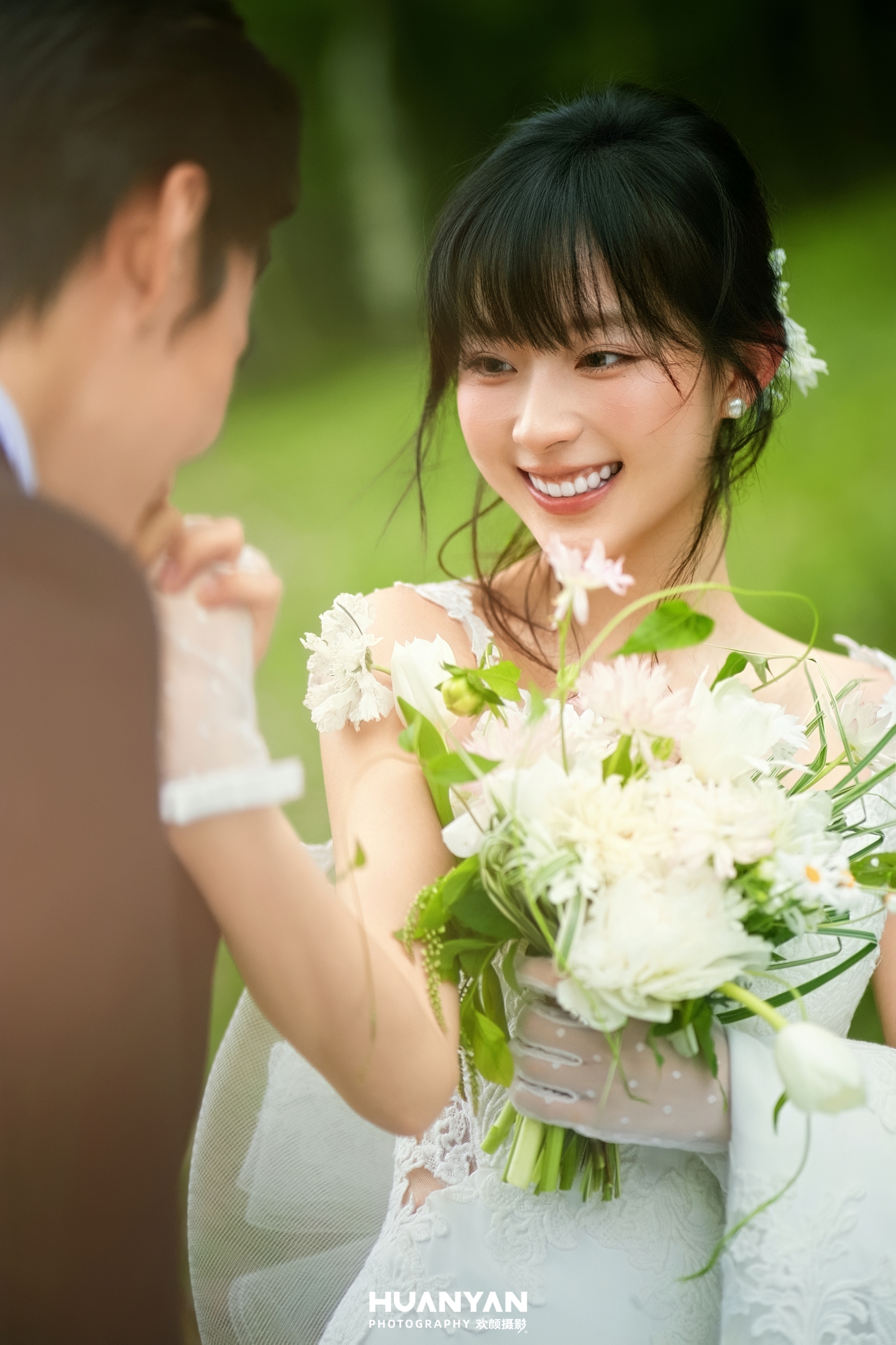 森屿：轻氧风婚纱照草地实拍