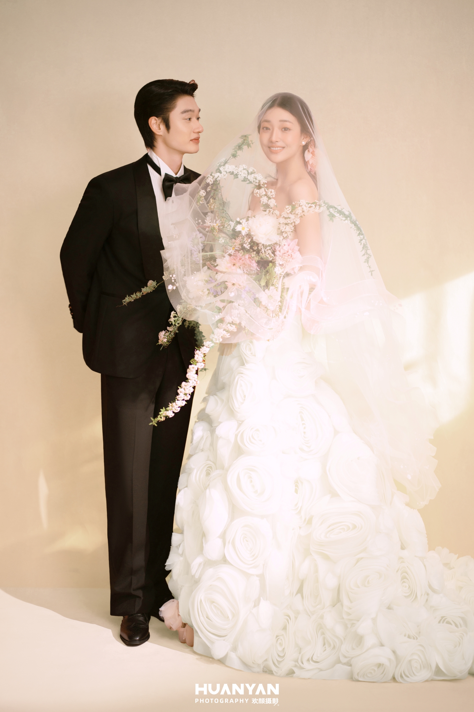 柔光予你客片第3张｜高级感风婚纱照，摄于室内