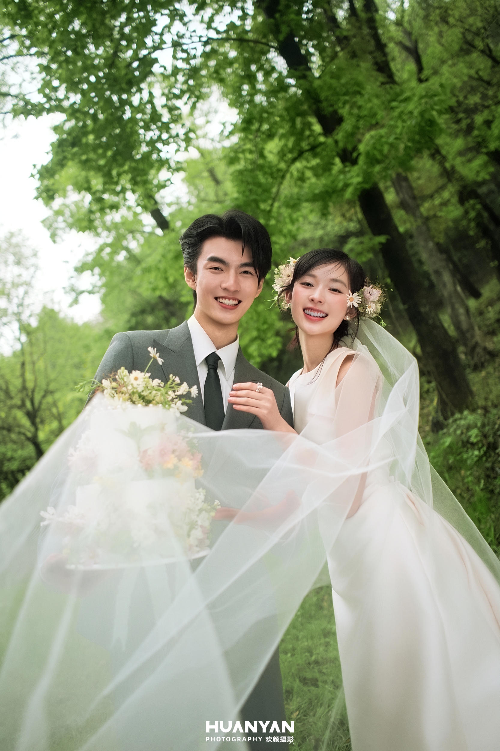森屿漫光客片第7张｜轻氧风婚纱照，摄于草地