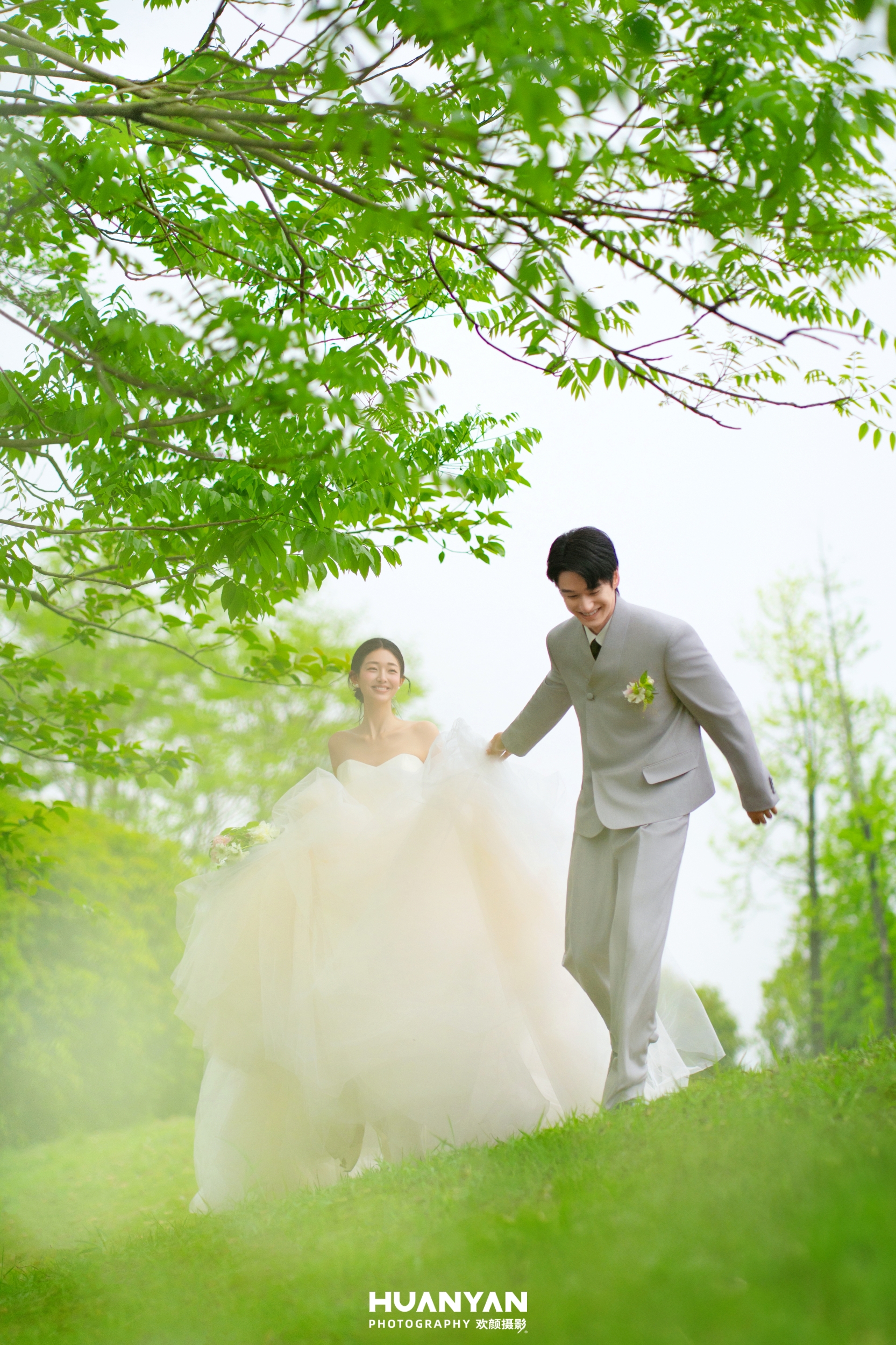轻氧风婚纱照 · 草地场景 · 绿野嬉花客片