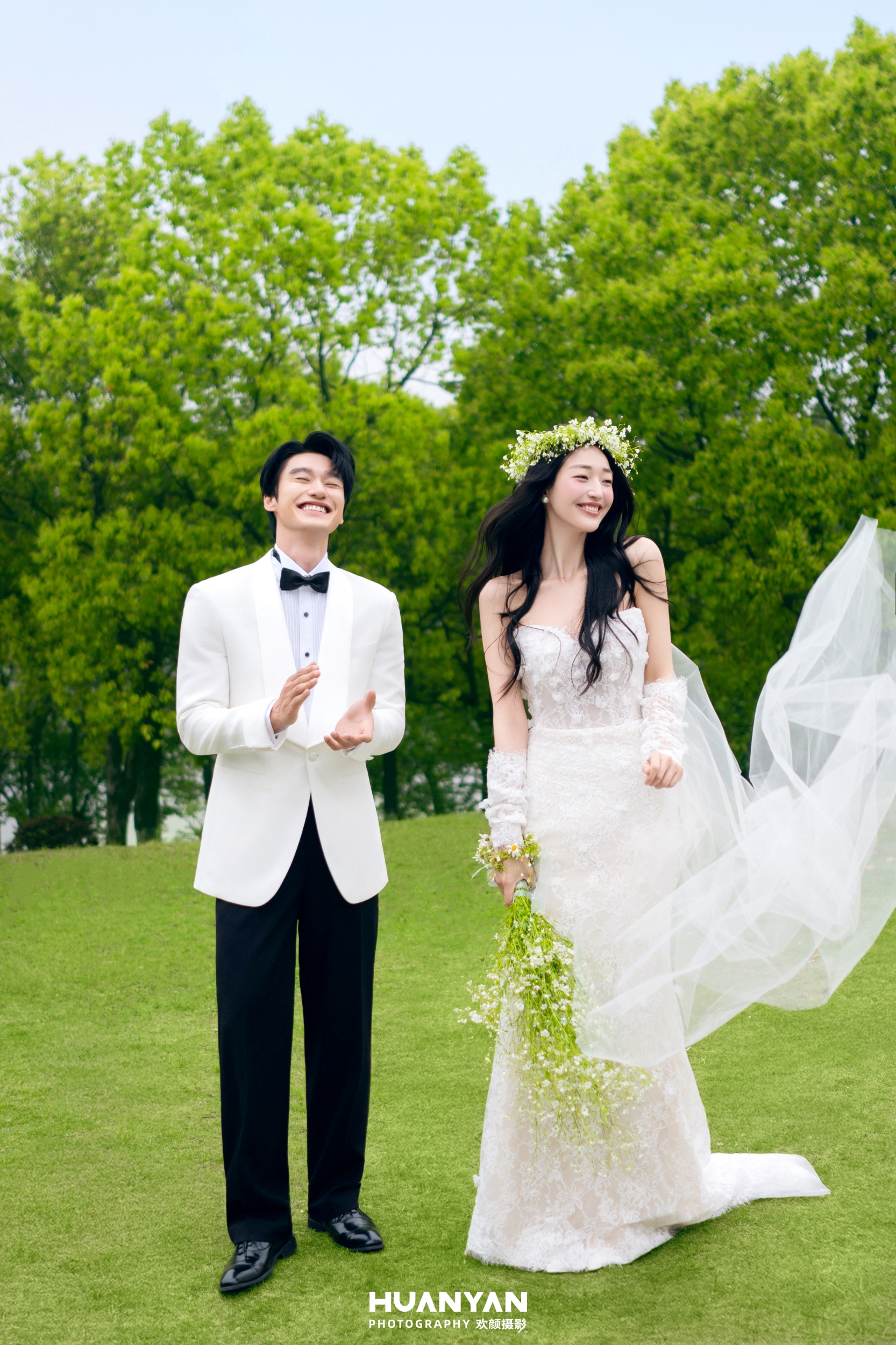 森野星漫客片第3张｜轻氧风婚纱照，摄于草地