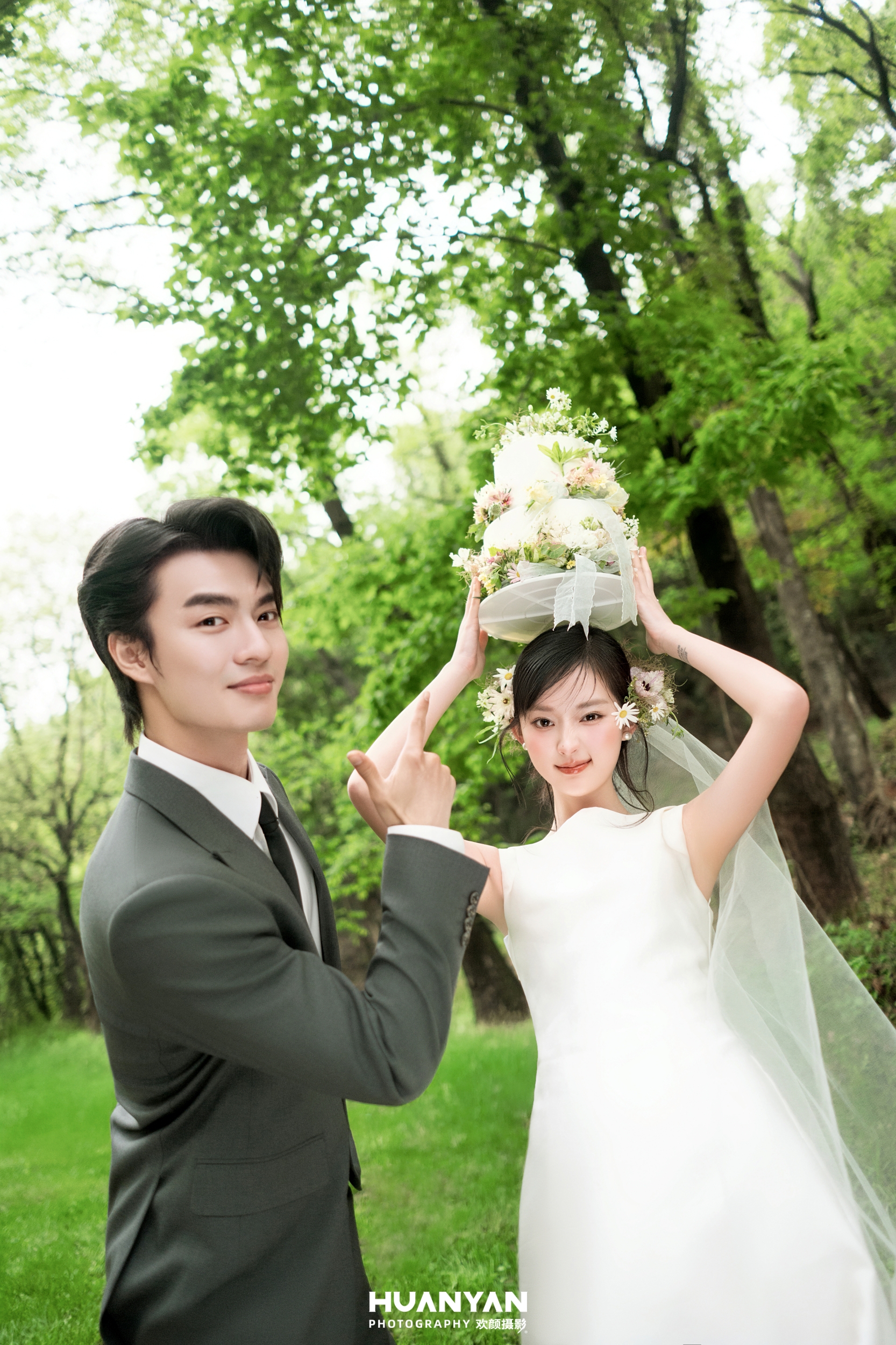 森屿漫光客片第11张｜轻氧风婚纱照，摄于草地