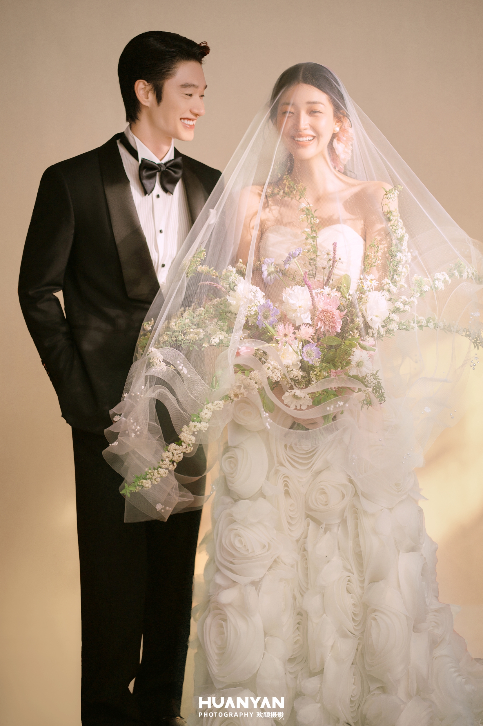 柔光予你客片第7张｜高级感风婚纱照，摄于室内