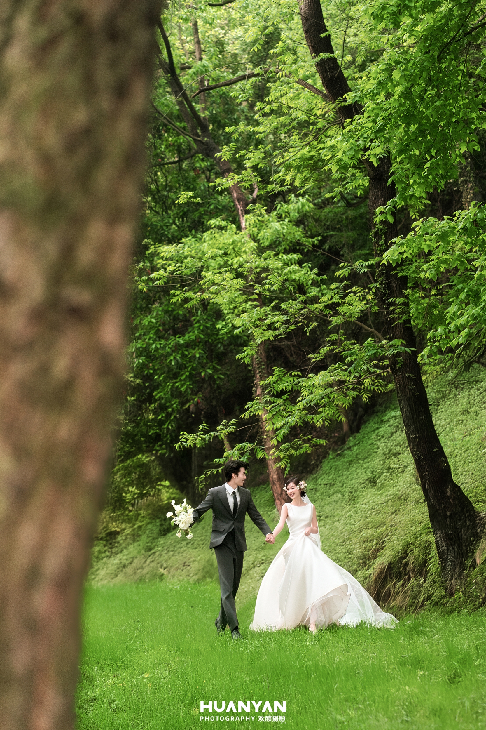 森屿漫光：轻氧风婚纱照草地实拍