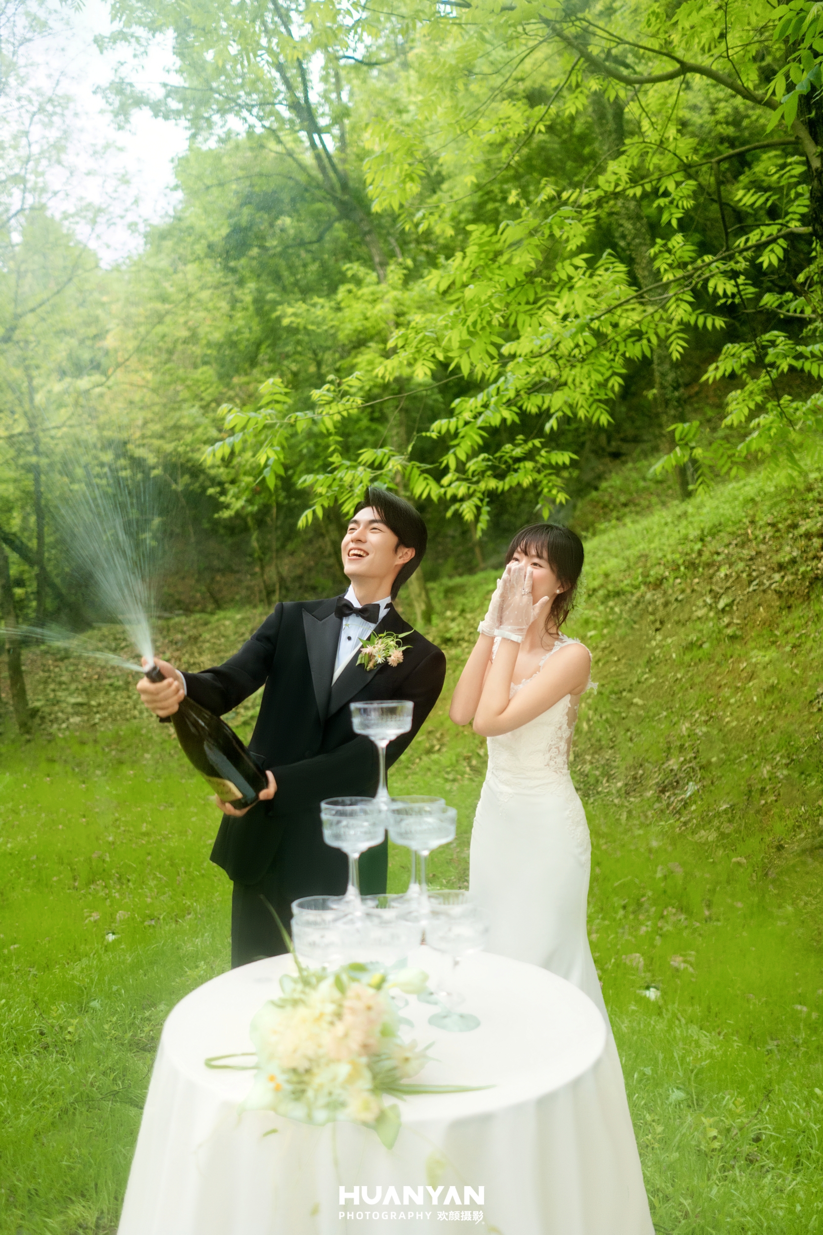 森屿客片第15张｜轻氧风婚纱照，摄于草地