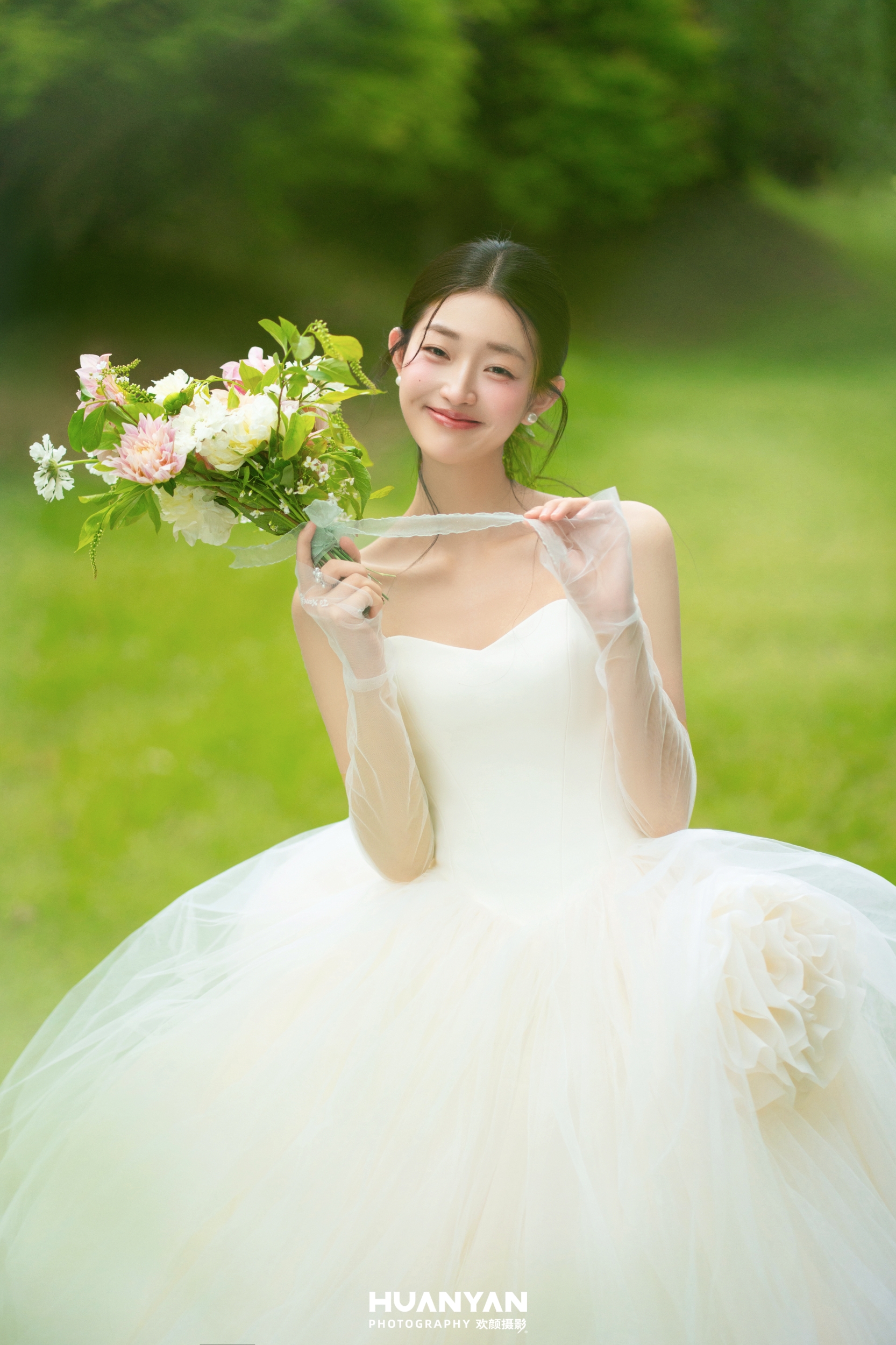 绿野嬉花：轻氧风婚纱照草地实拍