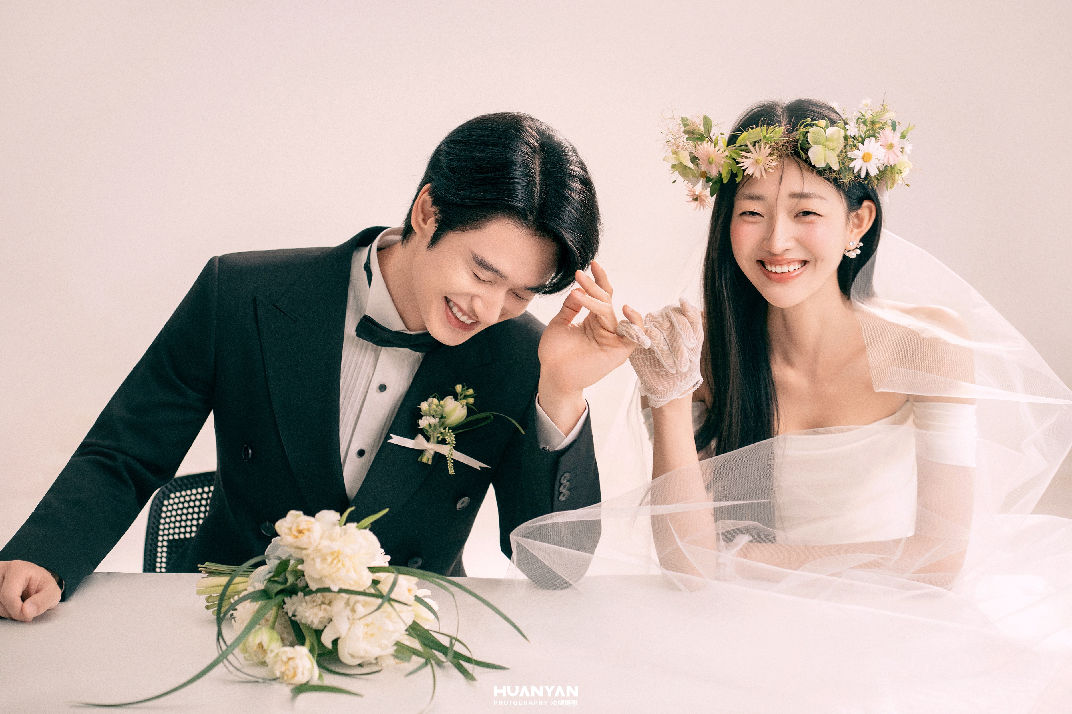粉雾甜序客片第11张｜简约风婚纱照，摄于室内