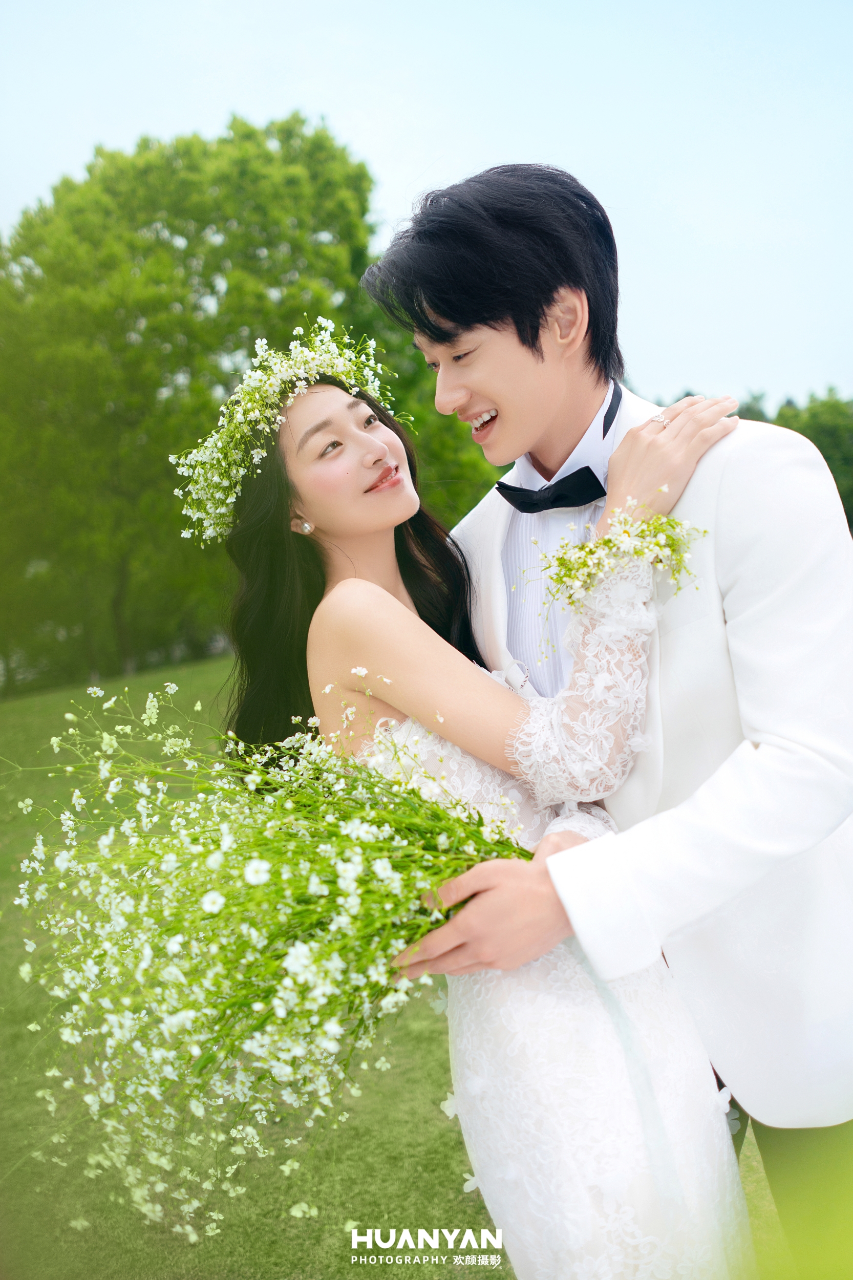 森野星漫客片第7张｜轻氧风婚纱照，摄于草地