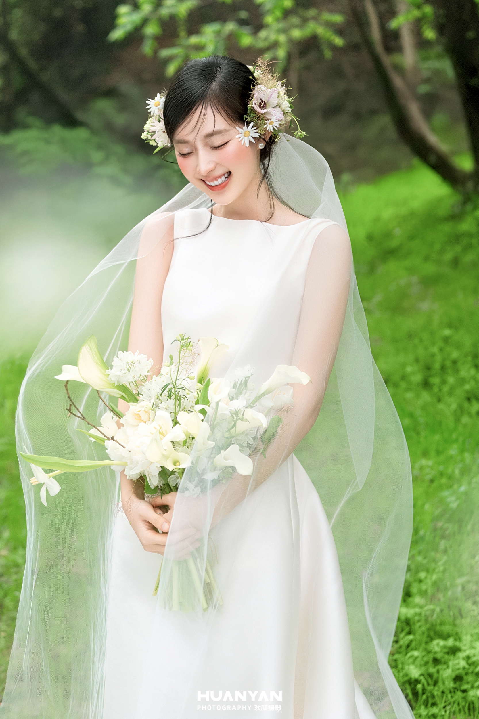 森屿漫光：轻氧风婚纱照草地实拍