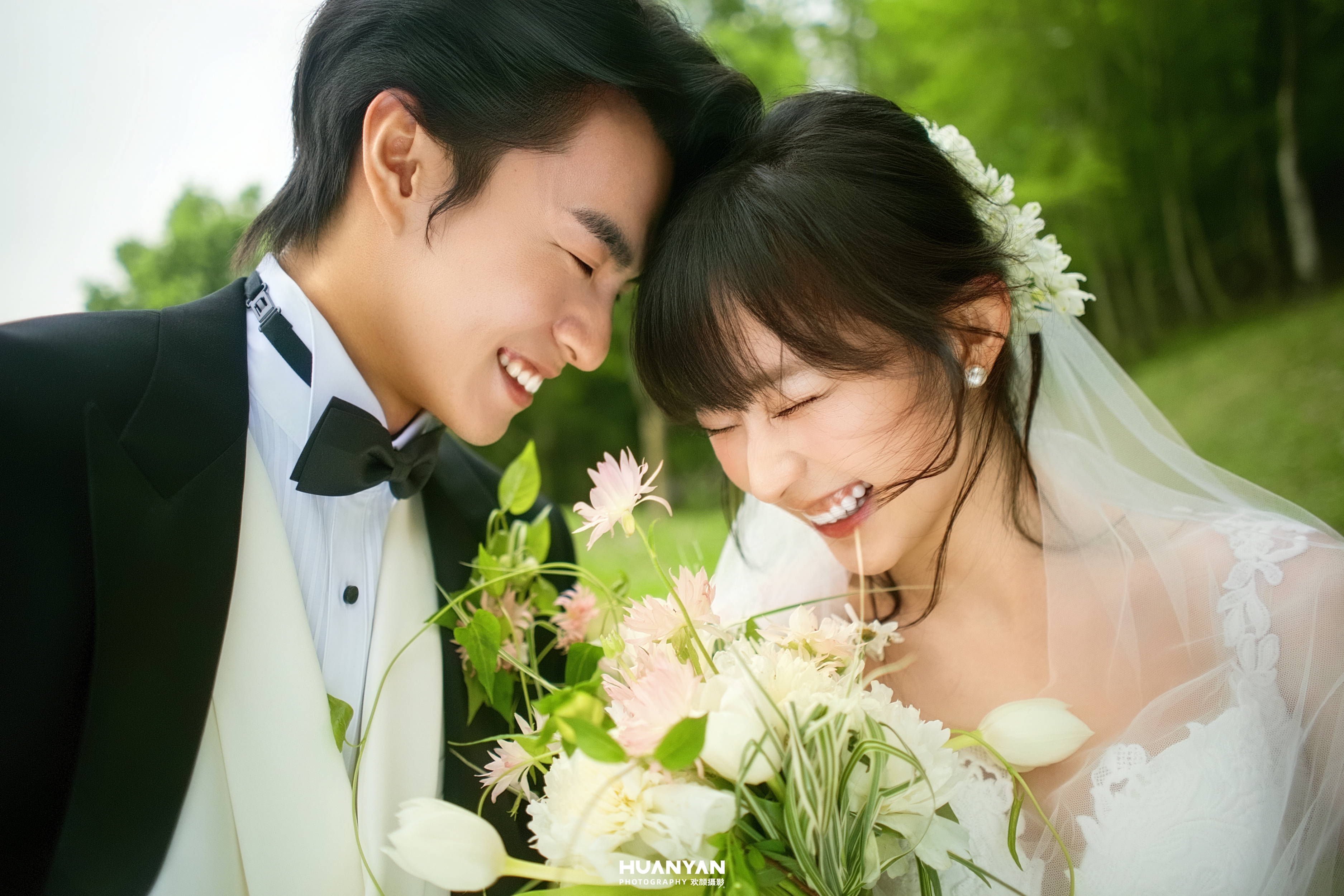 森屿客片第3张｜轻氧风婚纱照，摄于草地