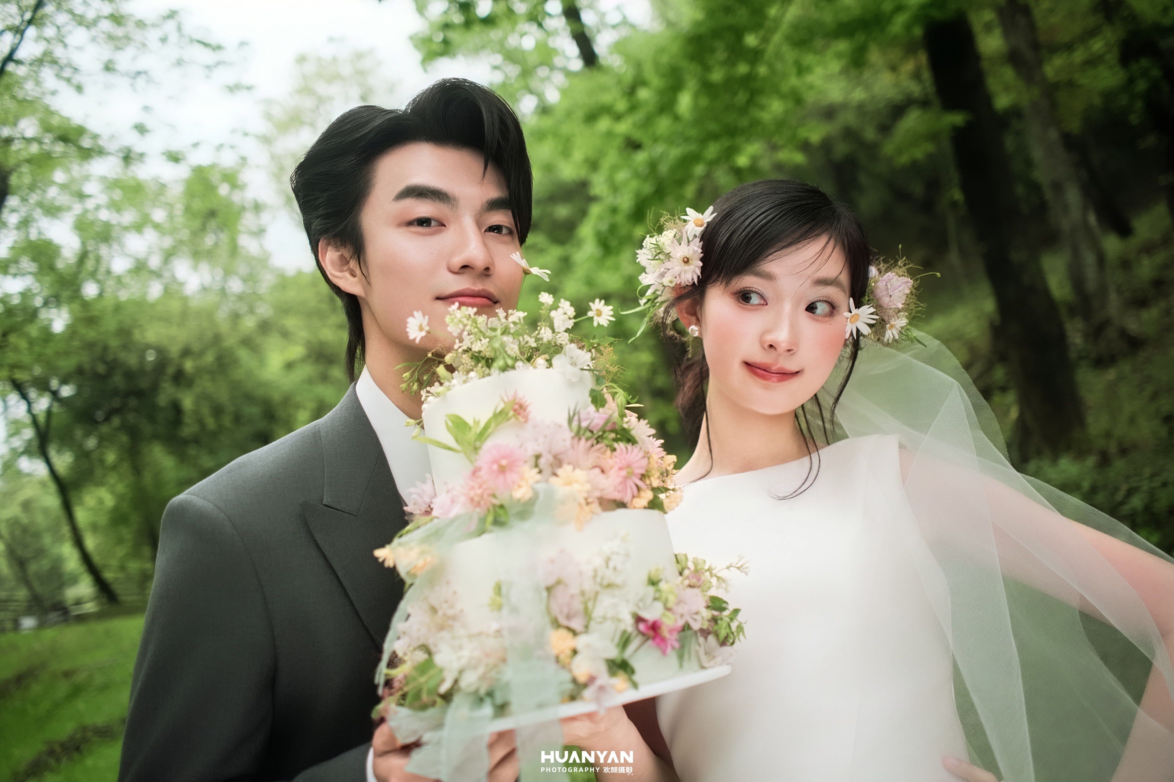 森屿漫光客片第3张｜轻氧风婚纱照，摄于草地
